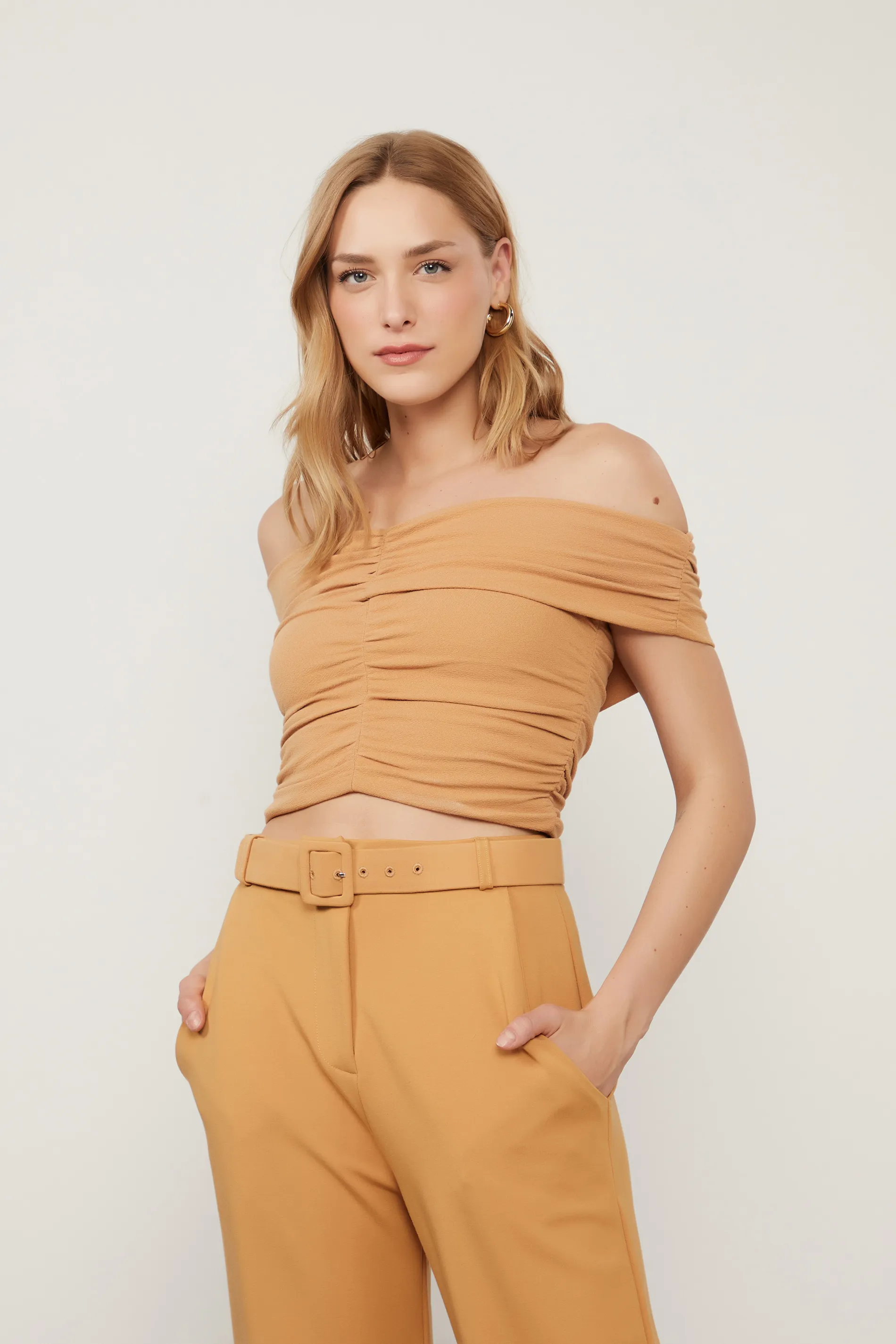 Blusa Cropped De Malha Crepe Marrom Ombro a Ombro