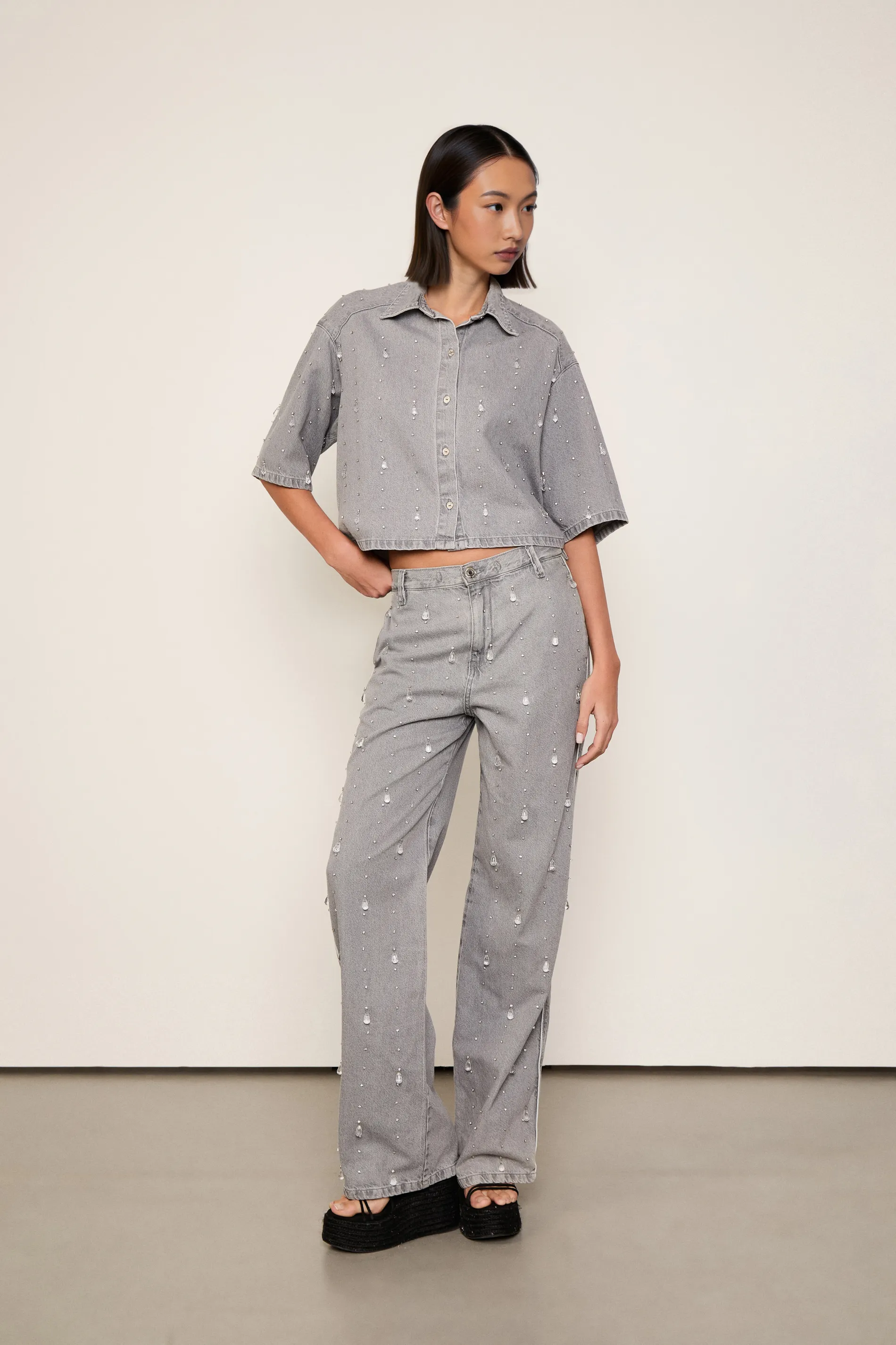 Camisa Jeans Cropped Over Com Cristais — foto 2