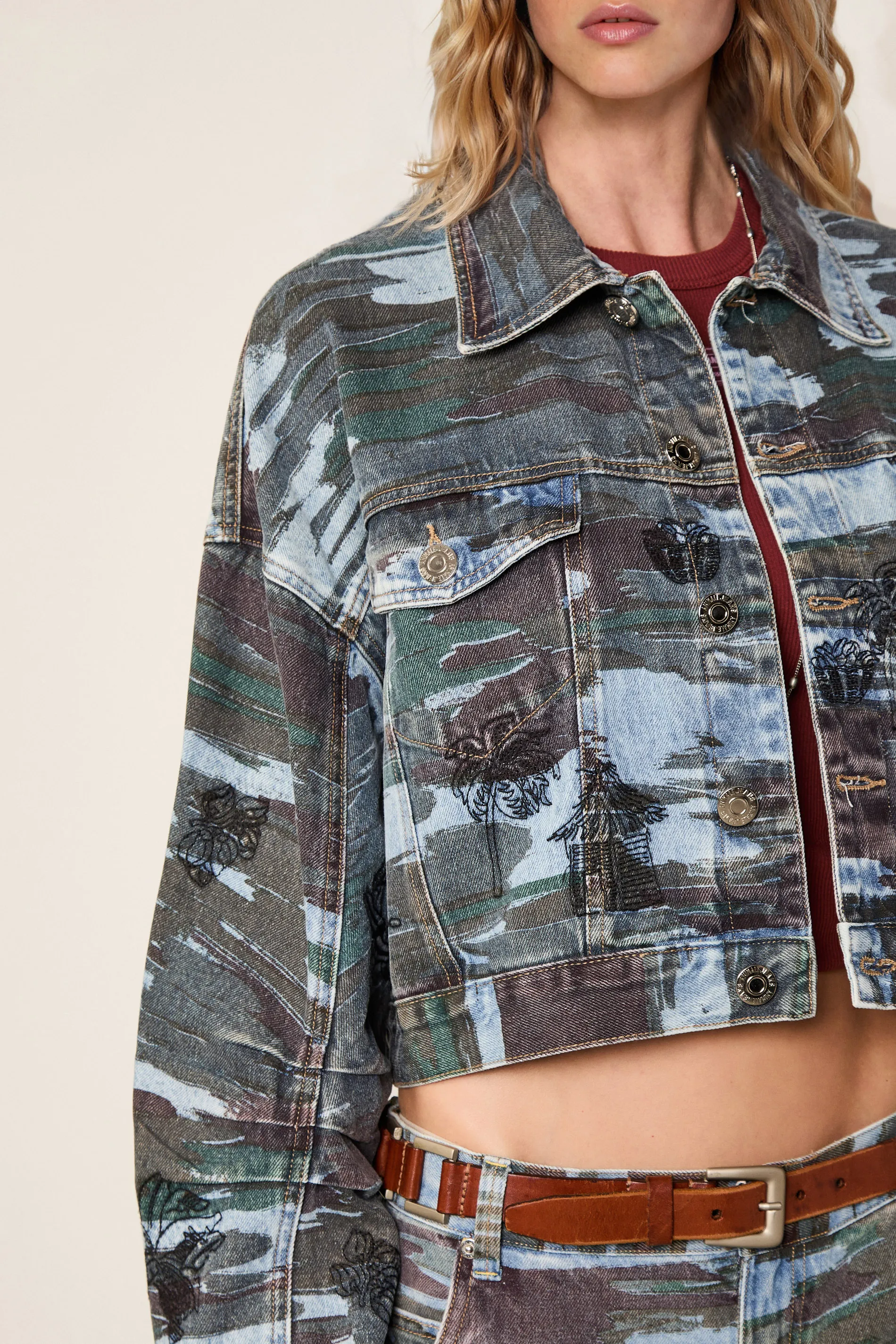 Jaqueta Jeans Cropped Estampa Camuflado — foto 4