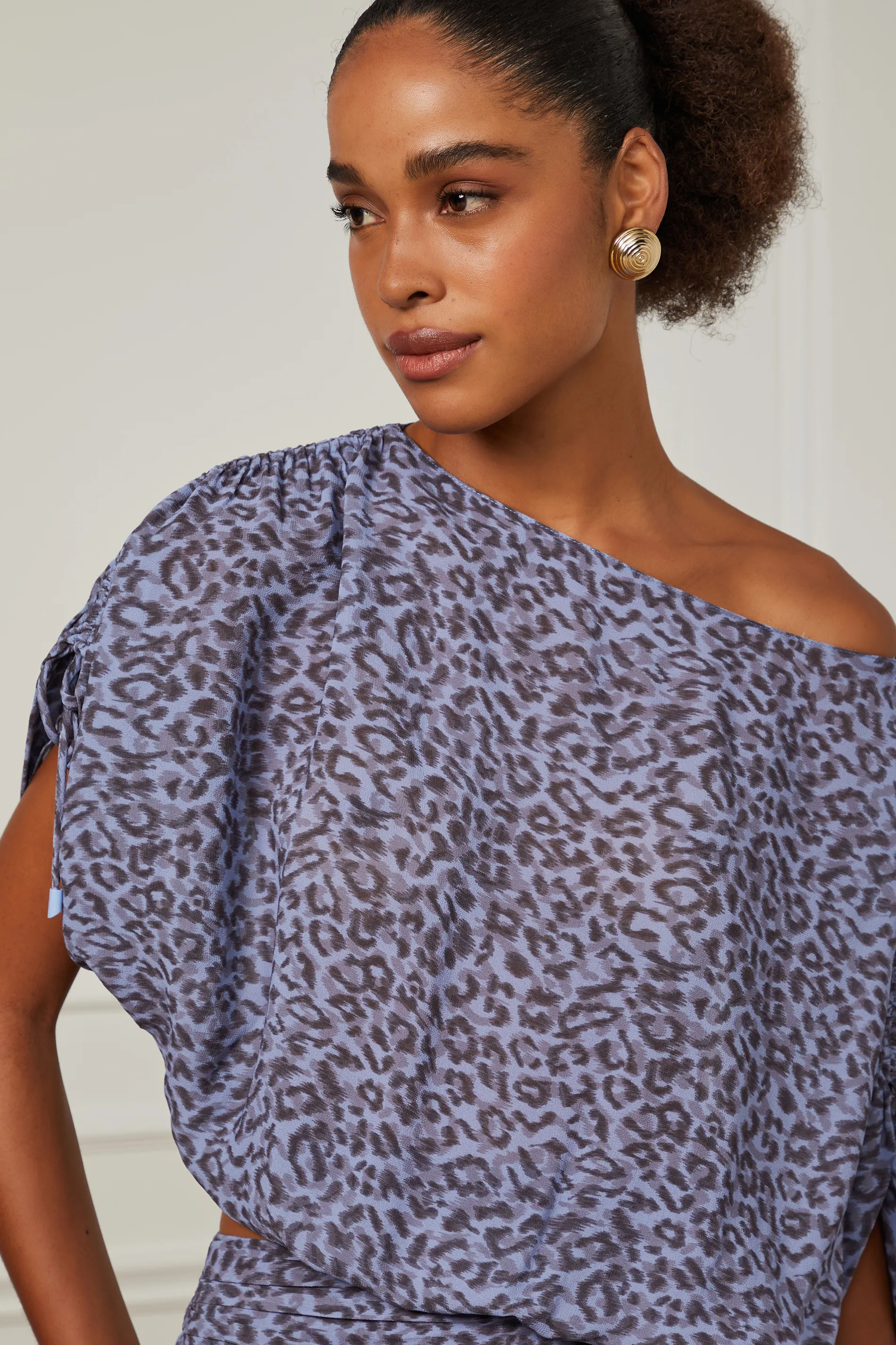Blusa Cropped Ombro á Ombro Detalhe Franzido Estampa Onça — foto 4