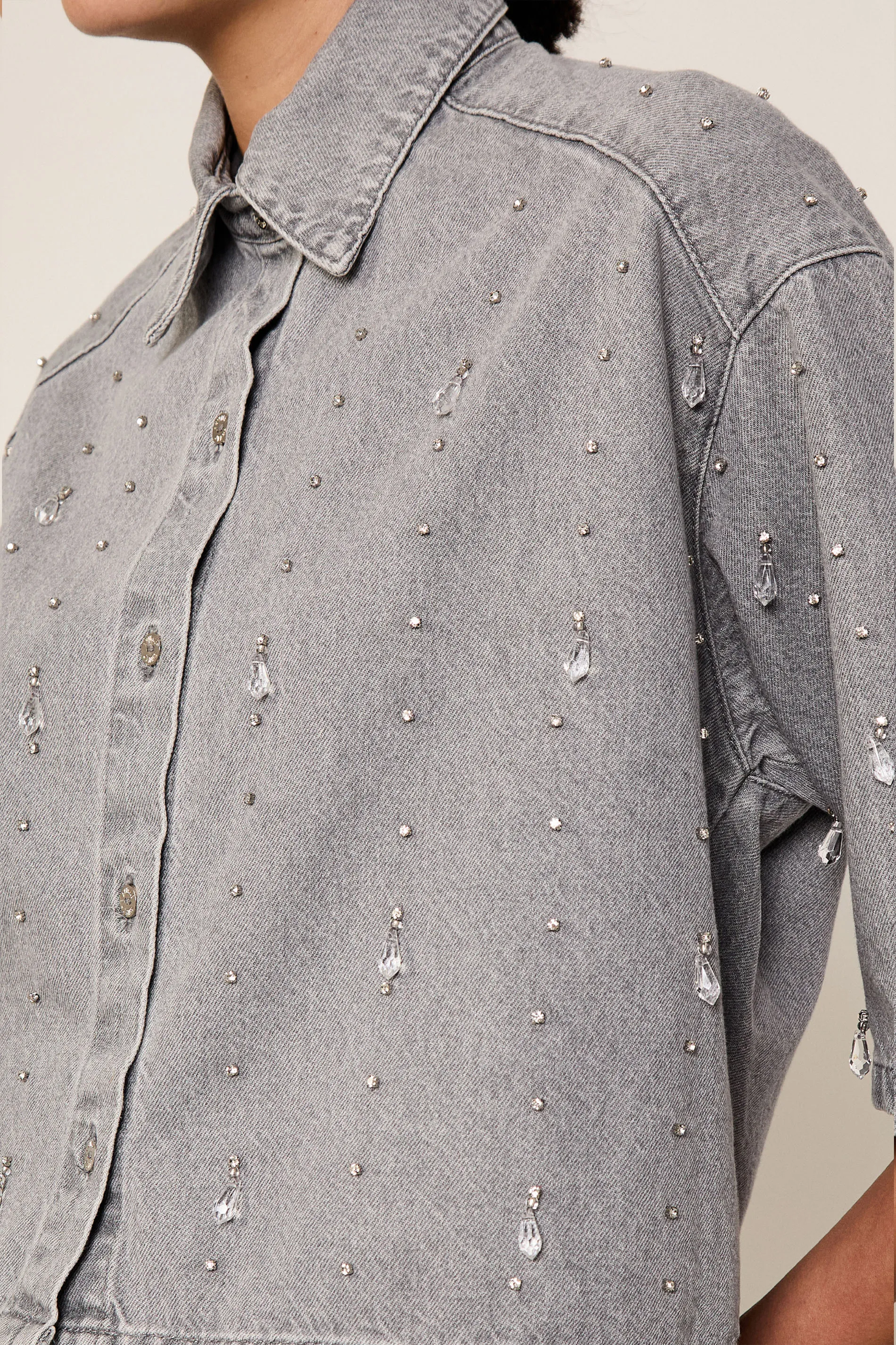 Camisa Jeans Cropped Over Com Cristais — foto 3