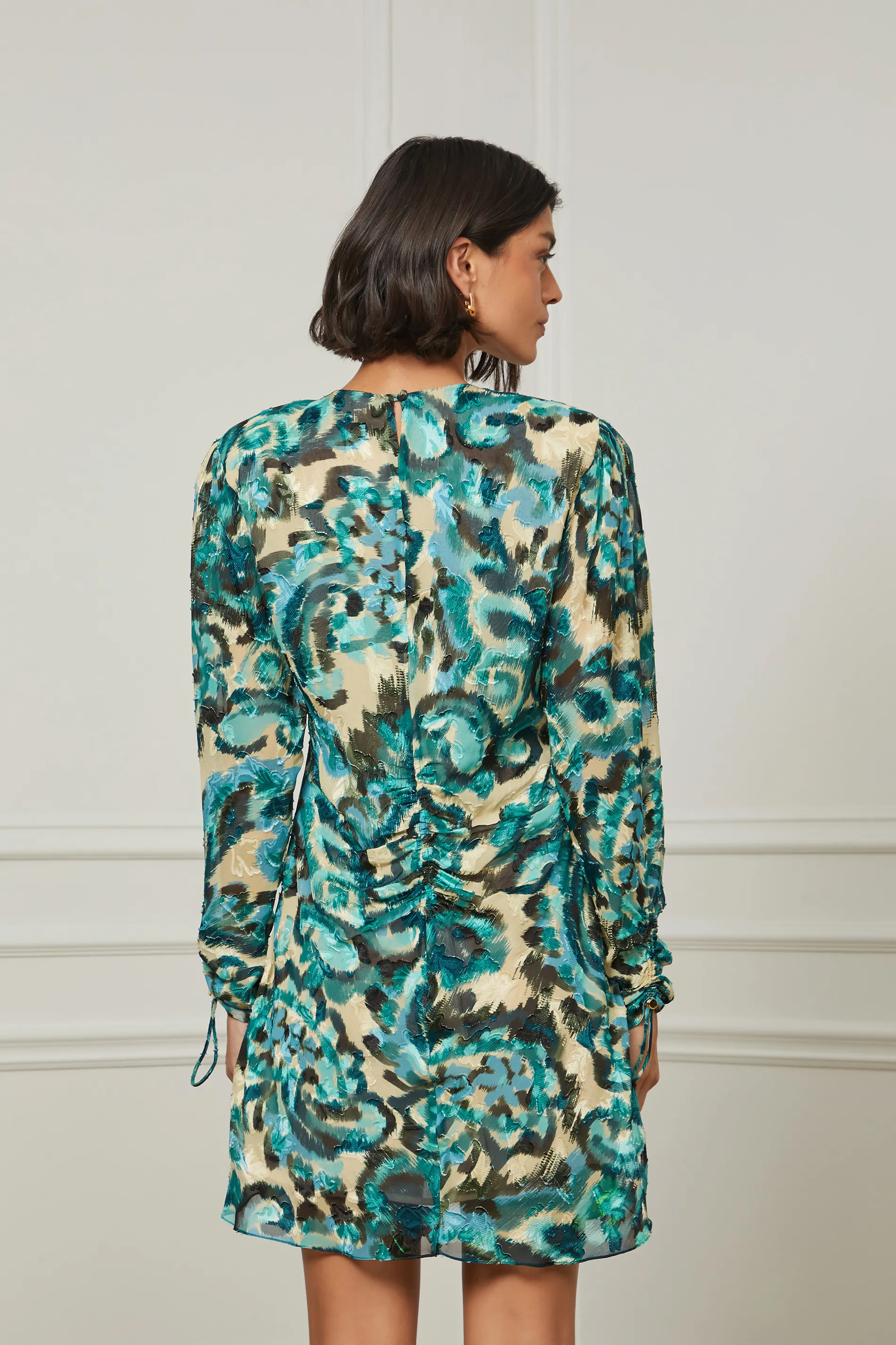 Vestido Devorê Curto Manga Longa Estampado — foto 3