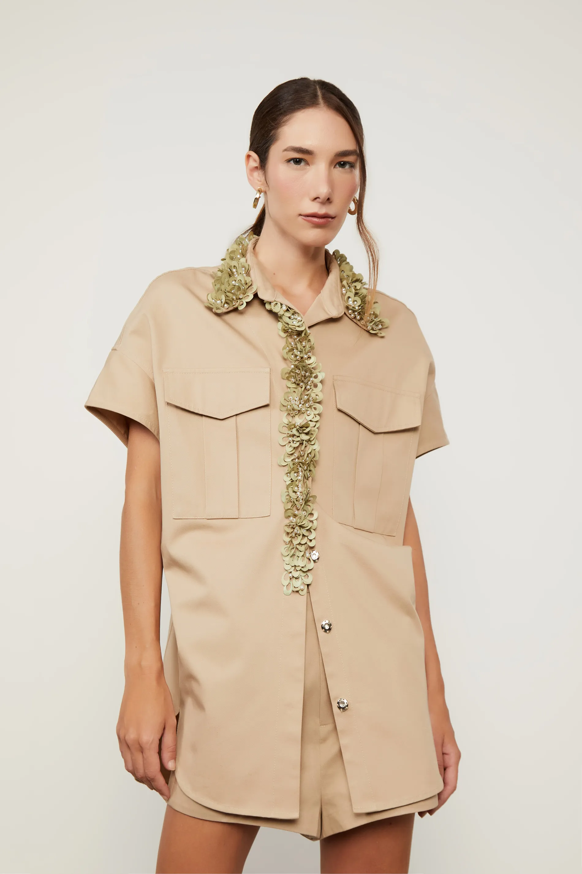 Camisa Mg Curta Com Bolsos Bordada