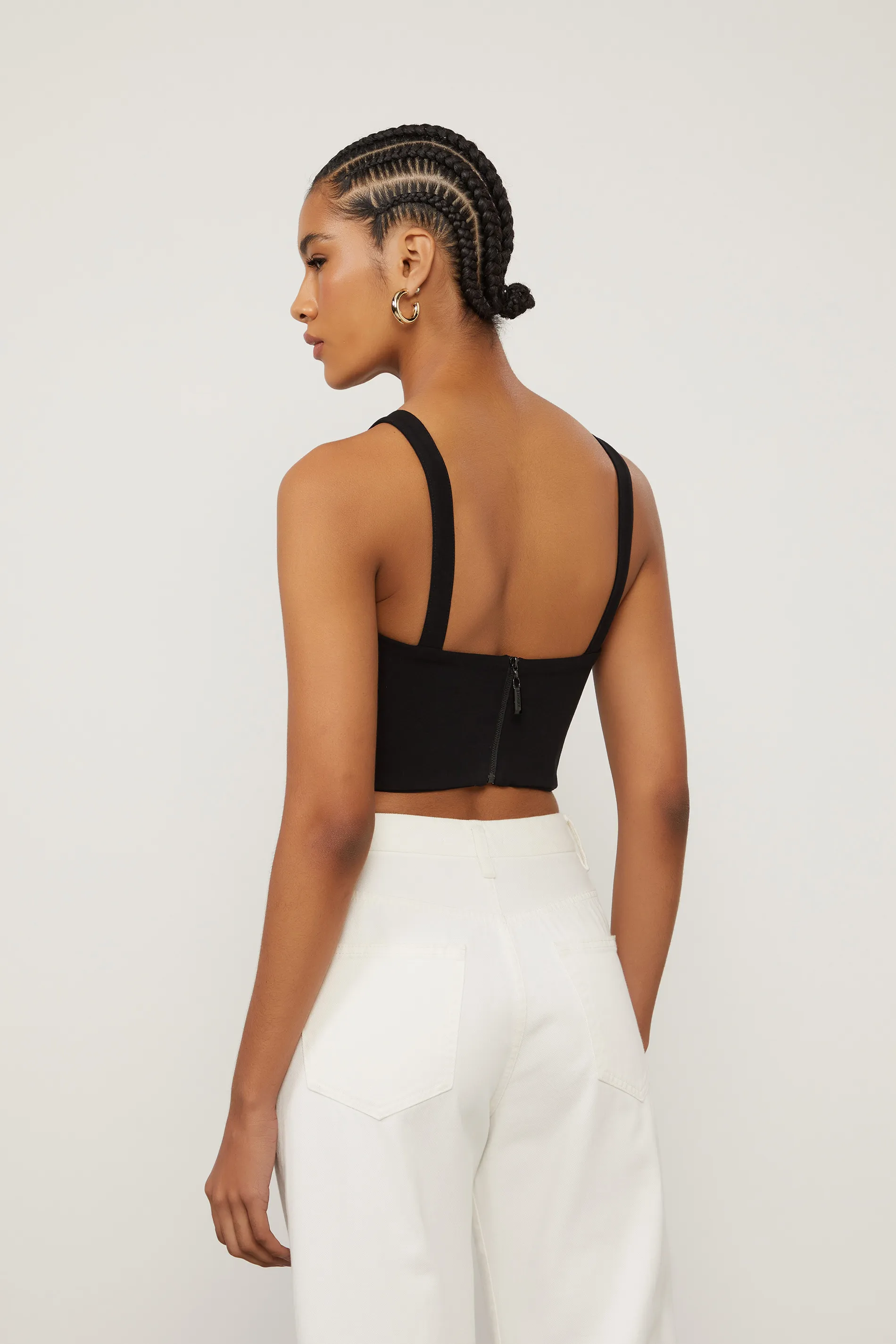 Cropped De Malha Preto Com Detalhe Cruzado — foto 3