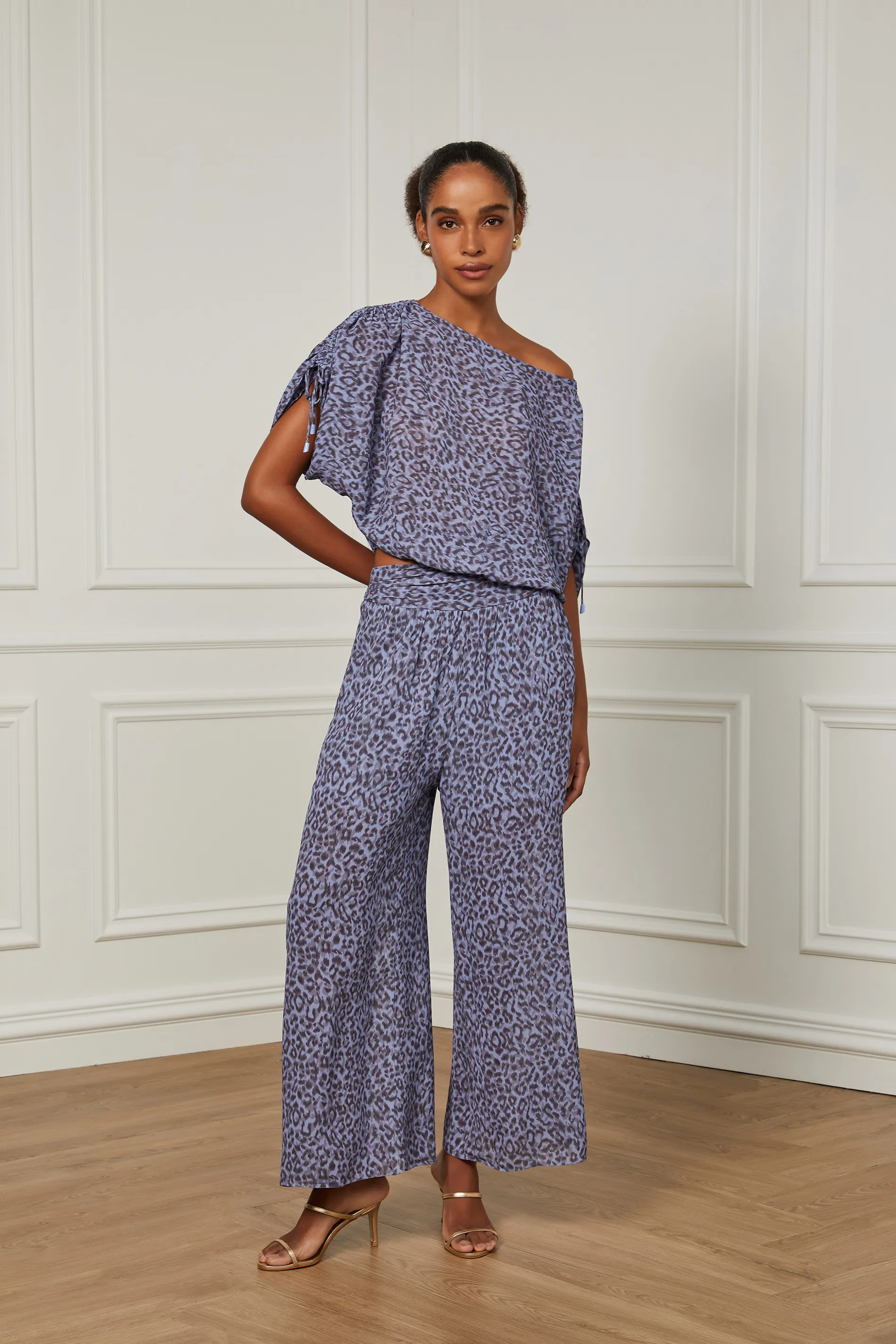 Blusa Cropped Ombro á Ombro Detalhe Franzido Estampa Onça — foto 2