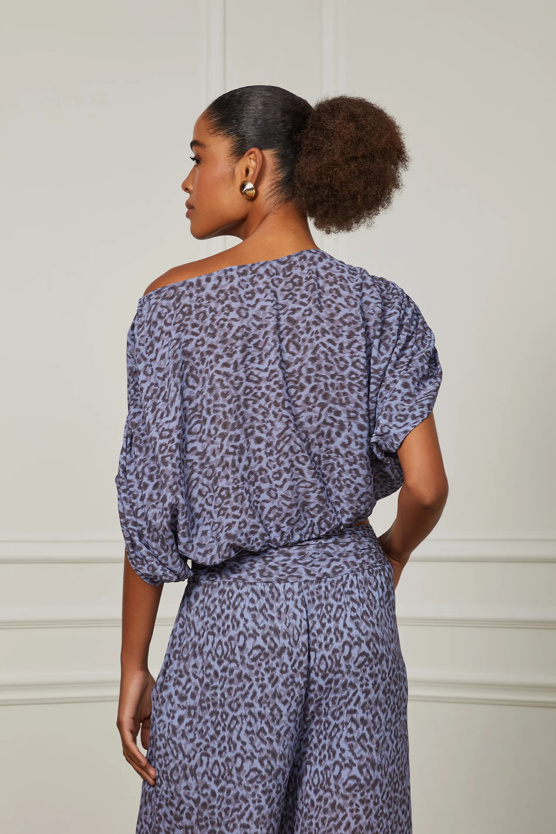Blusa Cropped Ombro á Ombro Detalhe Franzido Estampa Onça — foto 3