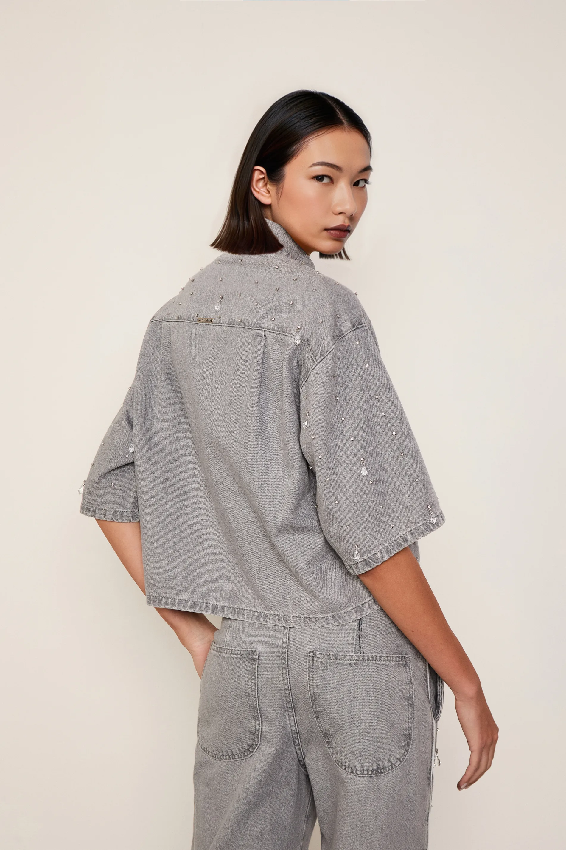 Camisa Jeans Cropped Over Com Cristais — foto 4