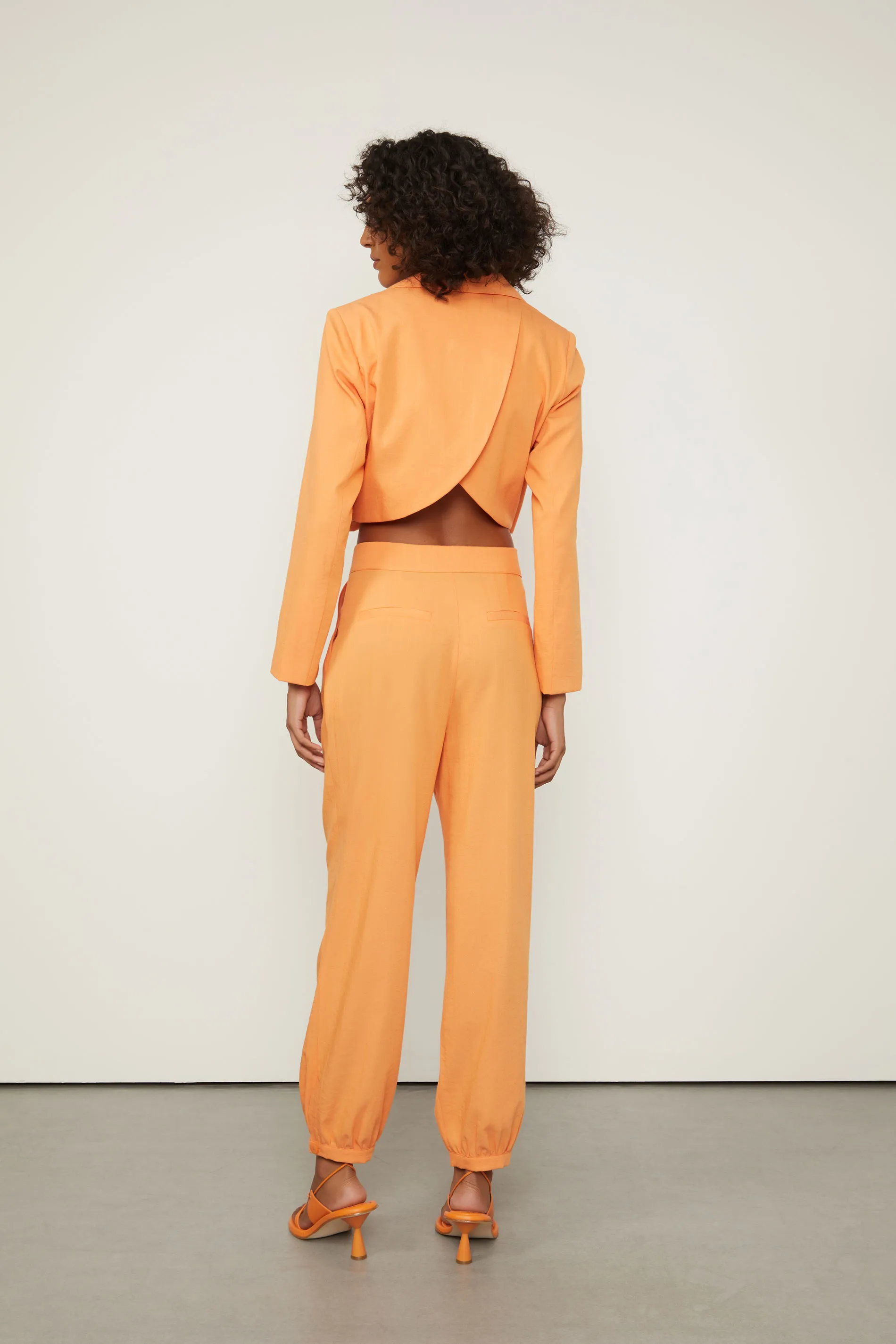 Calça De Alfaiataria Cenoura Ampla — foto 3
