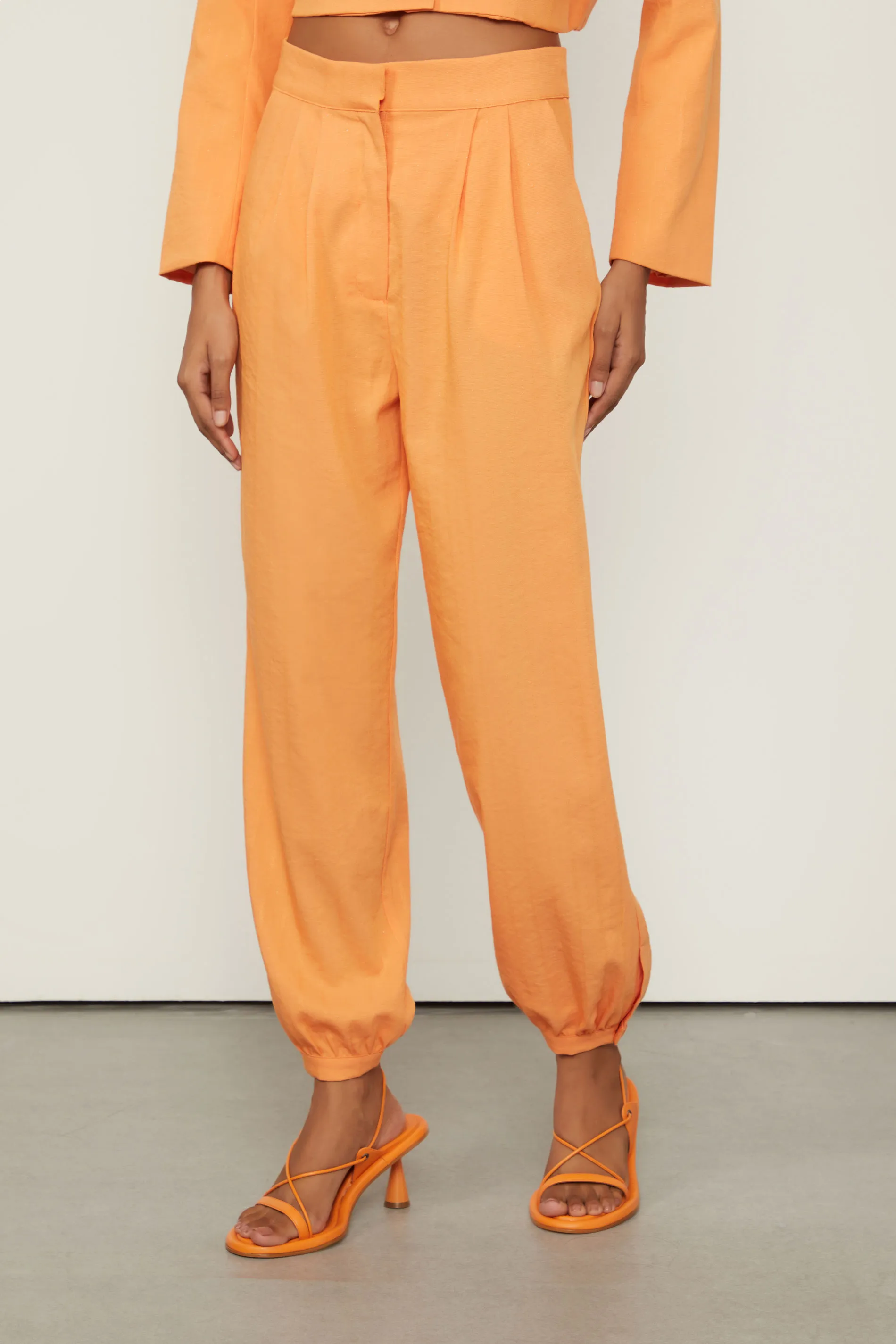 Calça De Alfaiataria Cenoura Ampla — foto 2