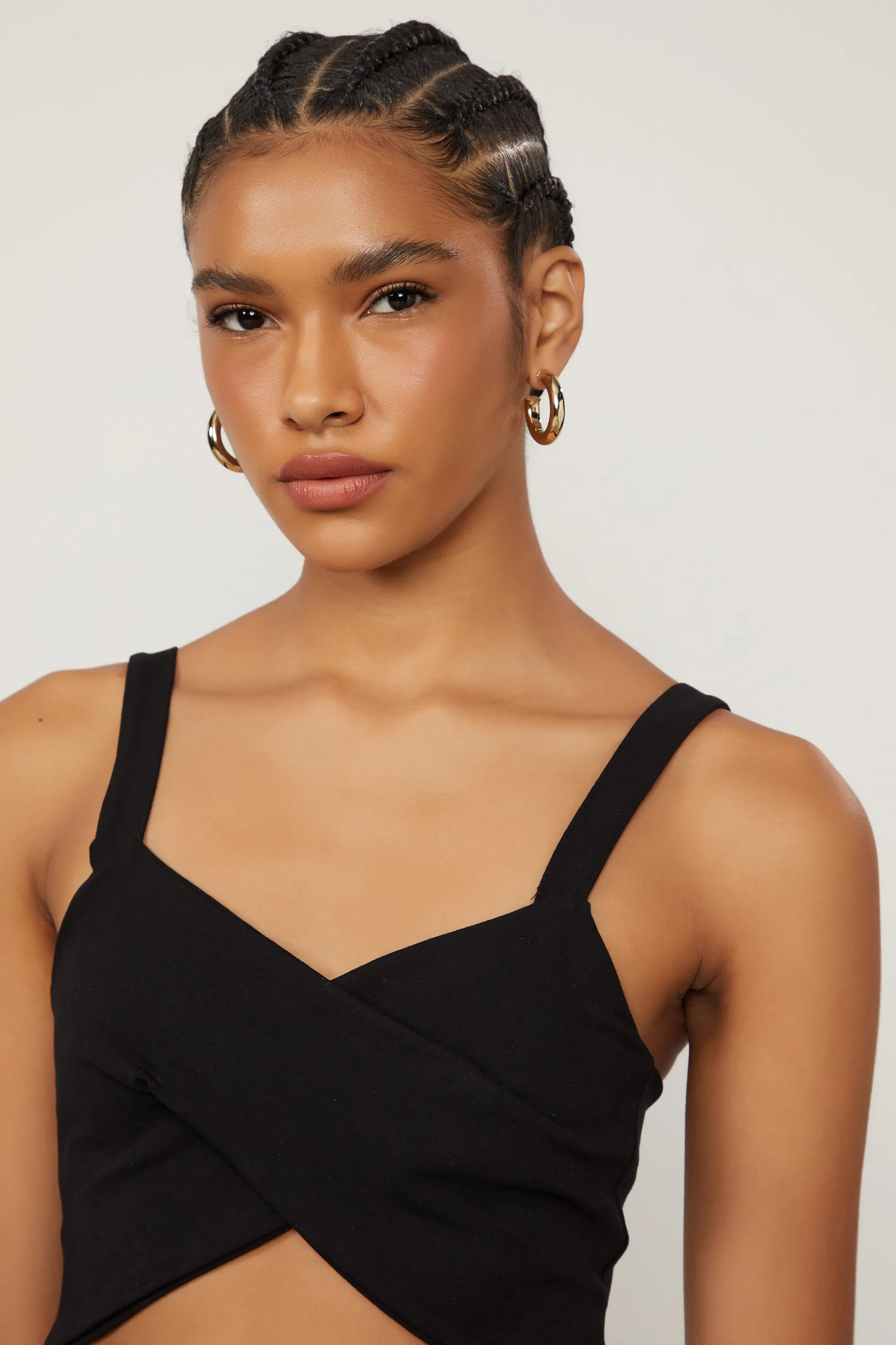 Cropped De Malha Preto Com Detalhe Cruzado — foto 2