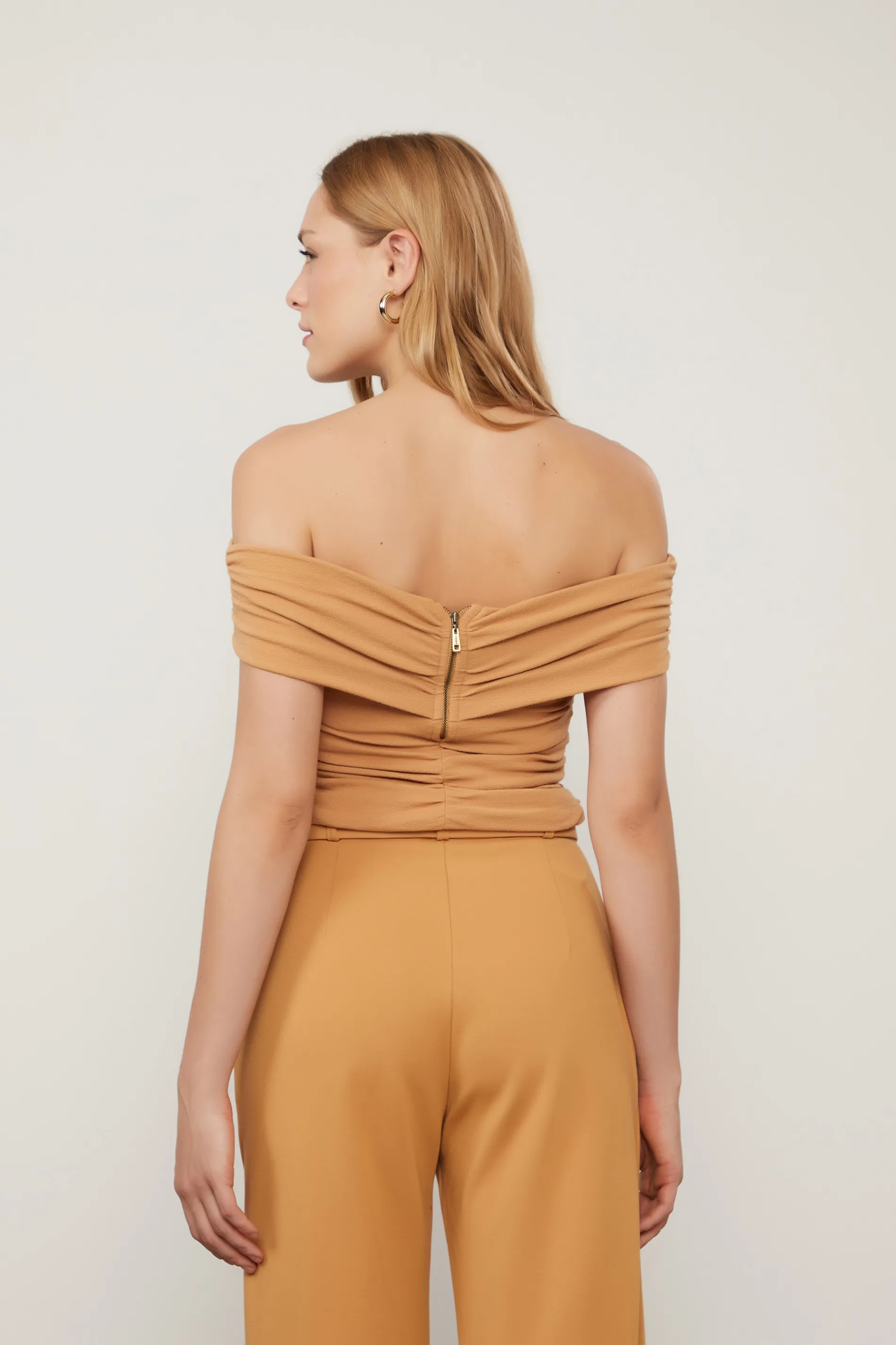 Blusa Cropped De Malha Crepe Marrom Ombro a Ombro — foto 3