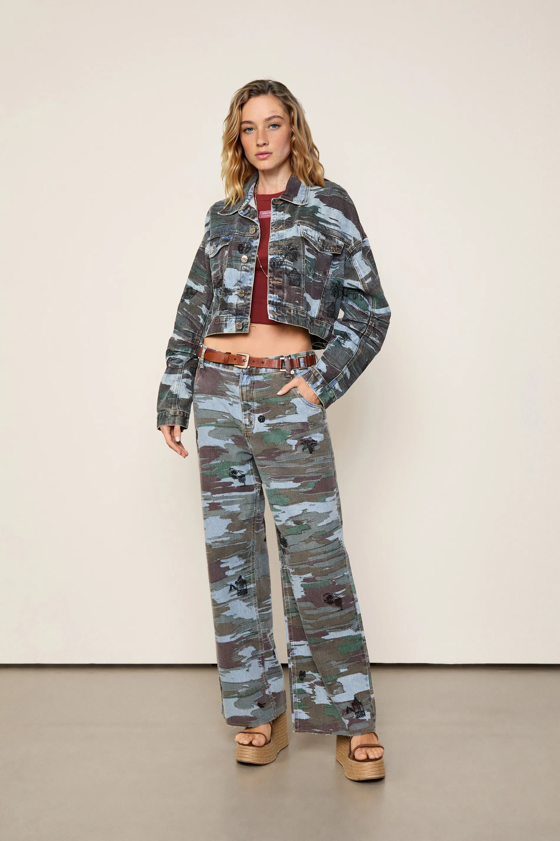 Jaqueta Jeans Cropped Estampa Camuflado — foto 2