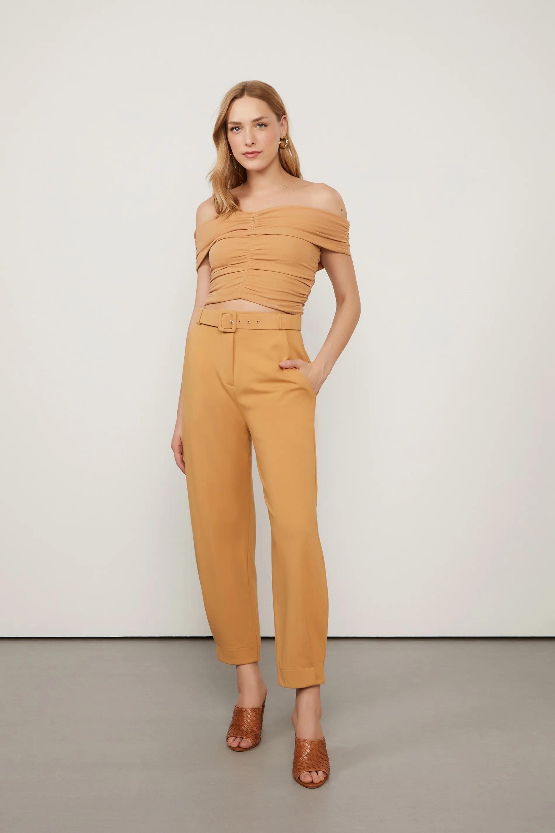 Blusa Cropped De Malha Crepe Marrom Ombro a Ombro — foto 2