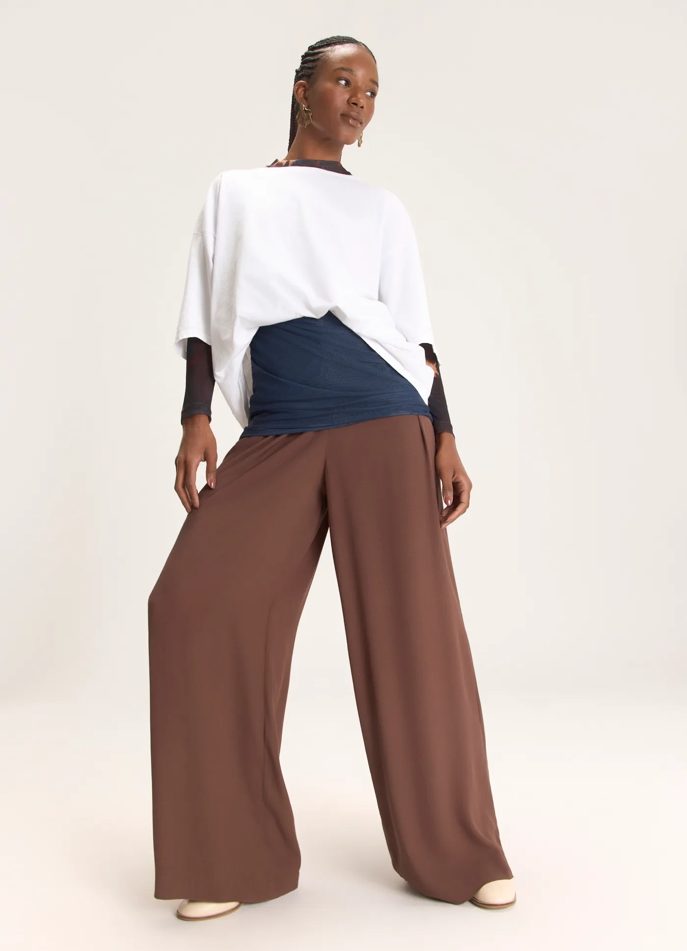 Calça alfaiataria crepe leve marrom