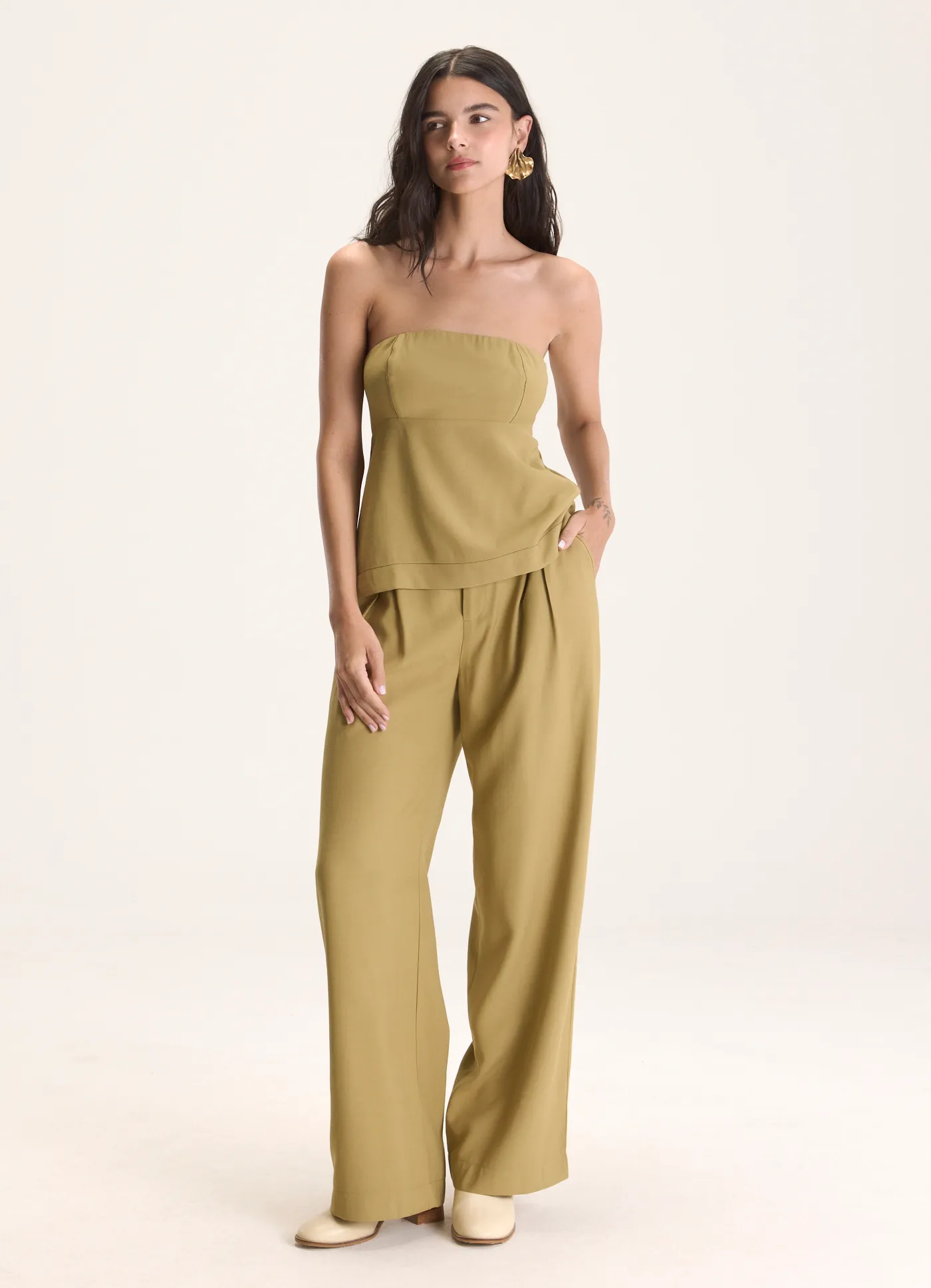 Calça alfaiataria viscose sarjada caqui