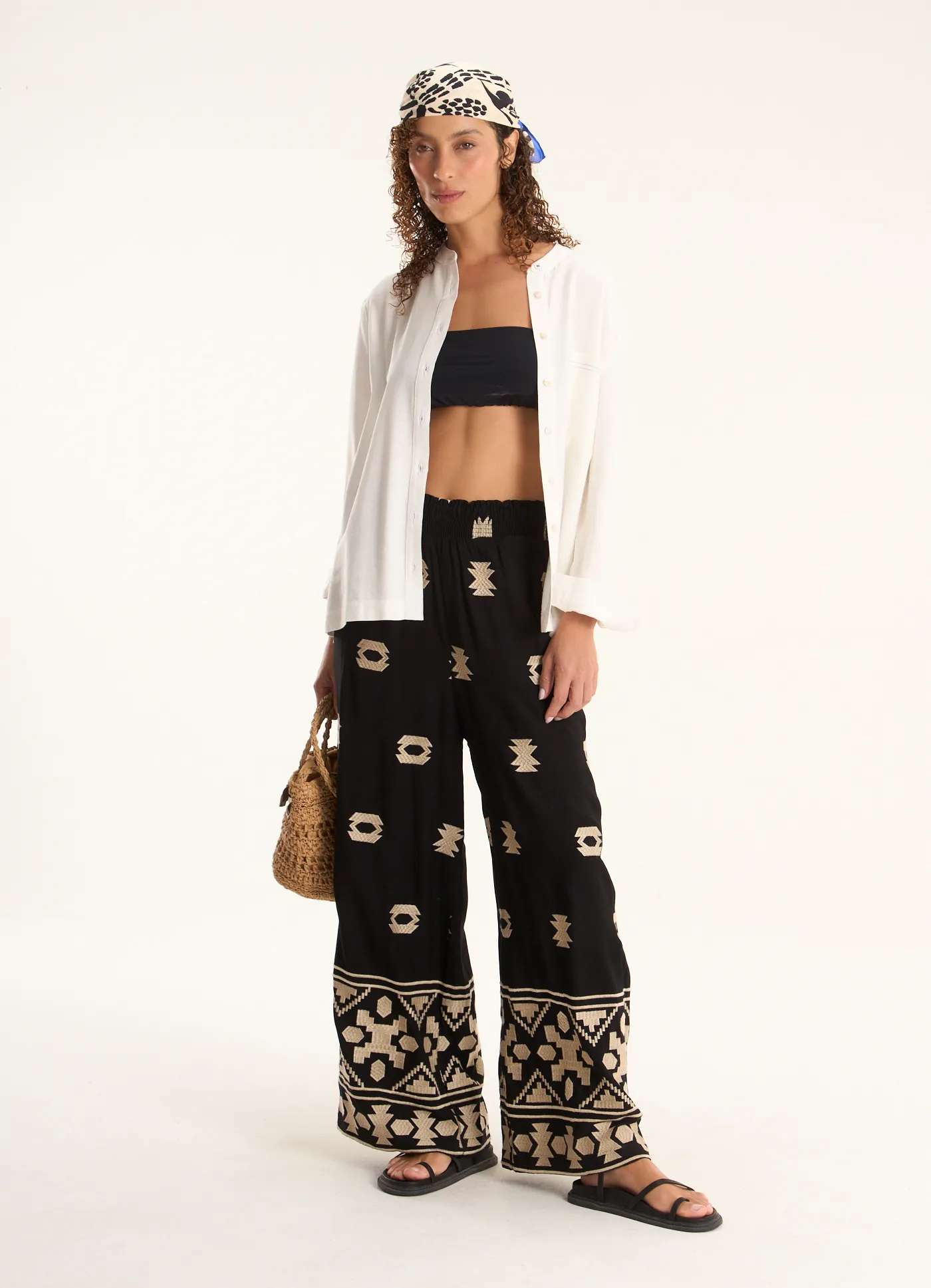 Calça viscose bordado símbolos