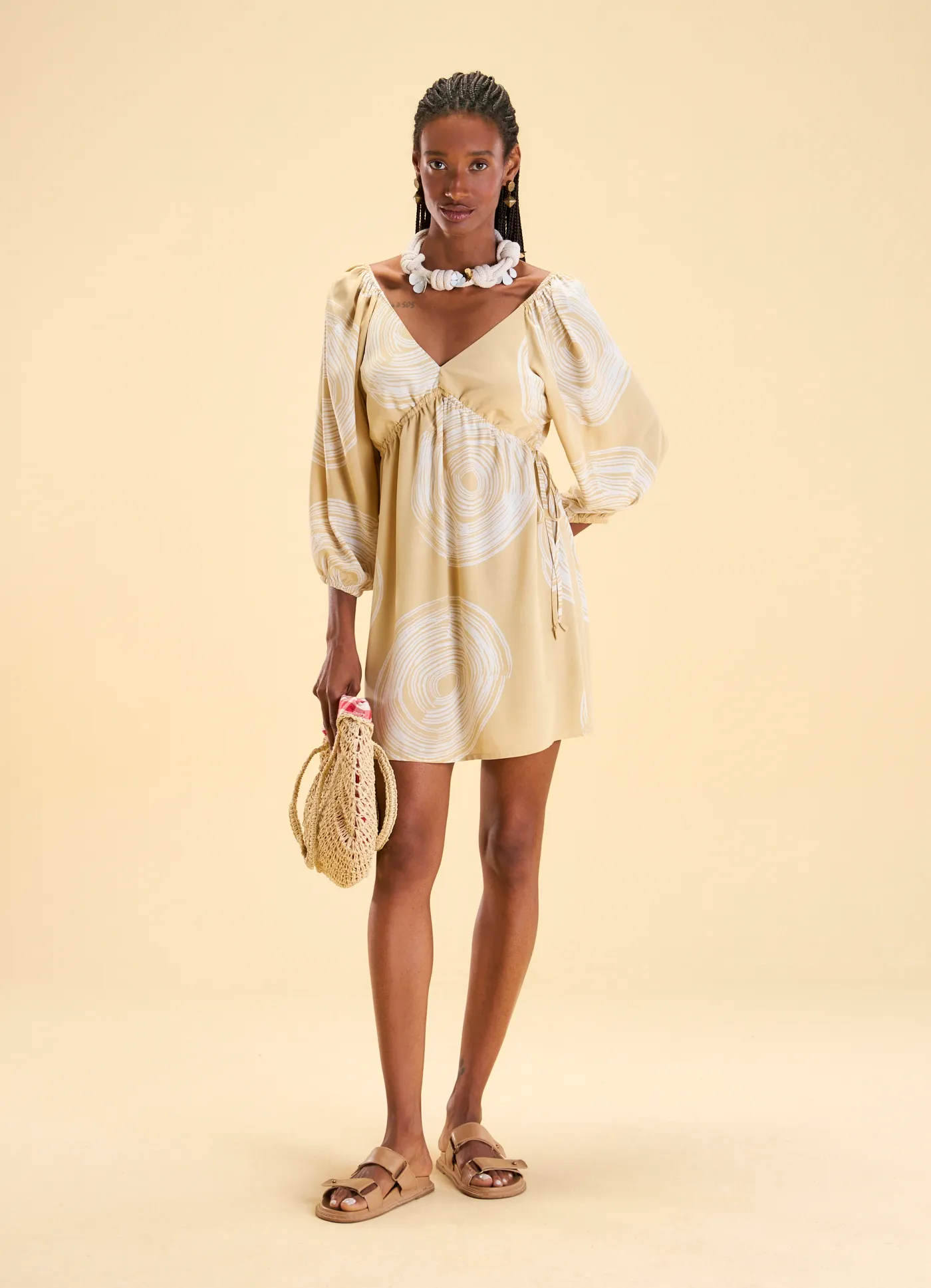 Vestido curto franzido estampado inari