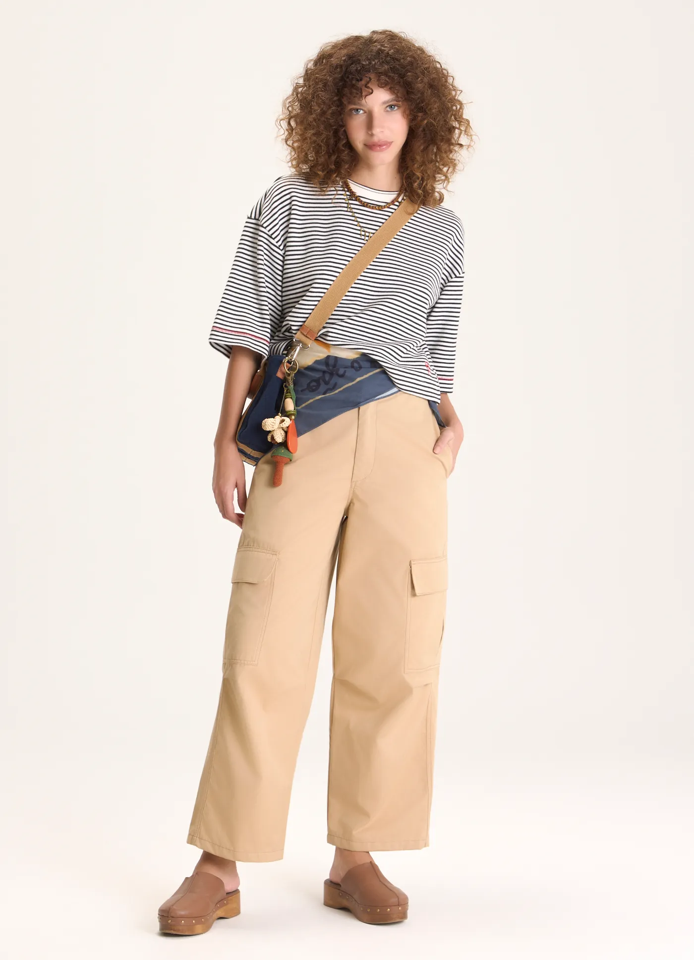 Calça sarja cargo areia