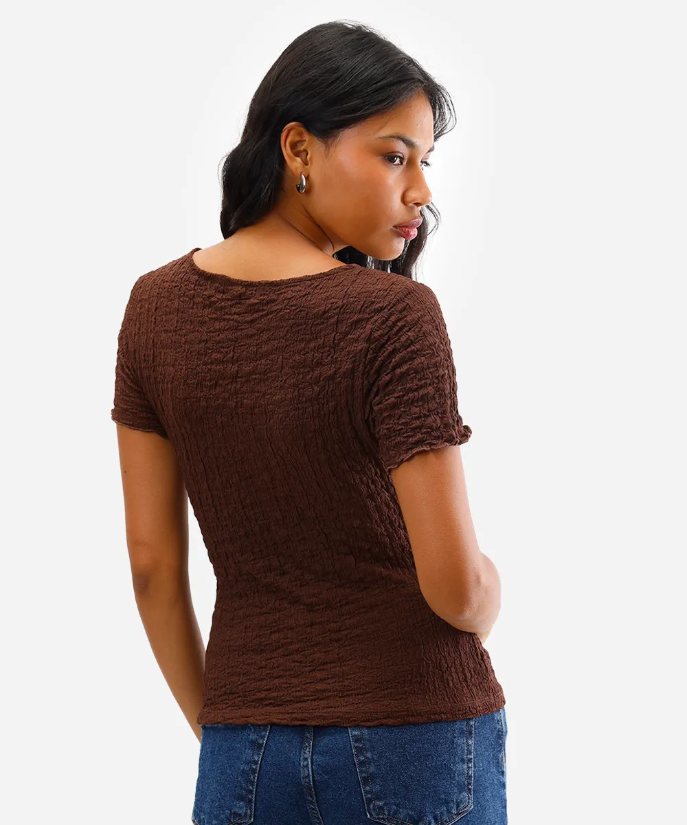blusa feminina manga curta texturizada marrom escuro — foto 2