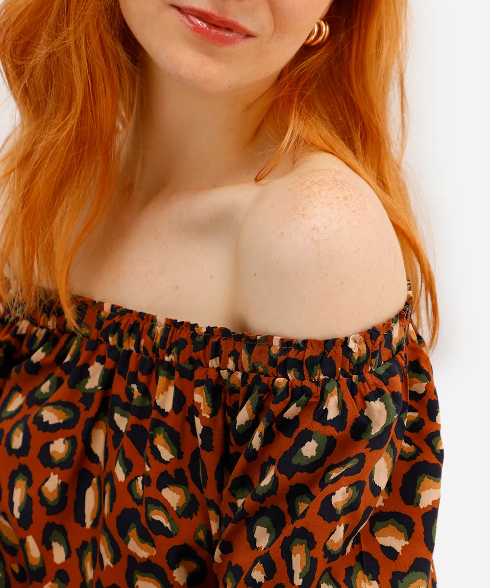 blusa ombro a ombro feminina de viscose animal print marrom — foto 4