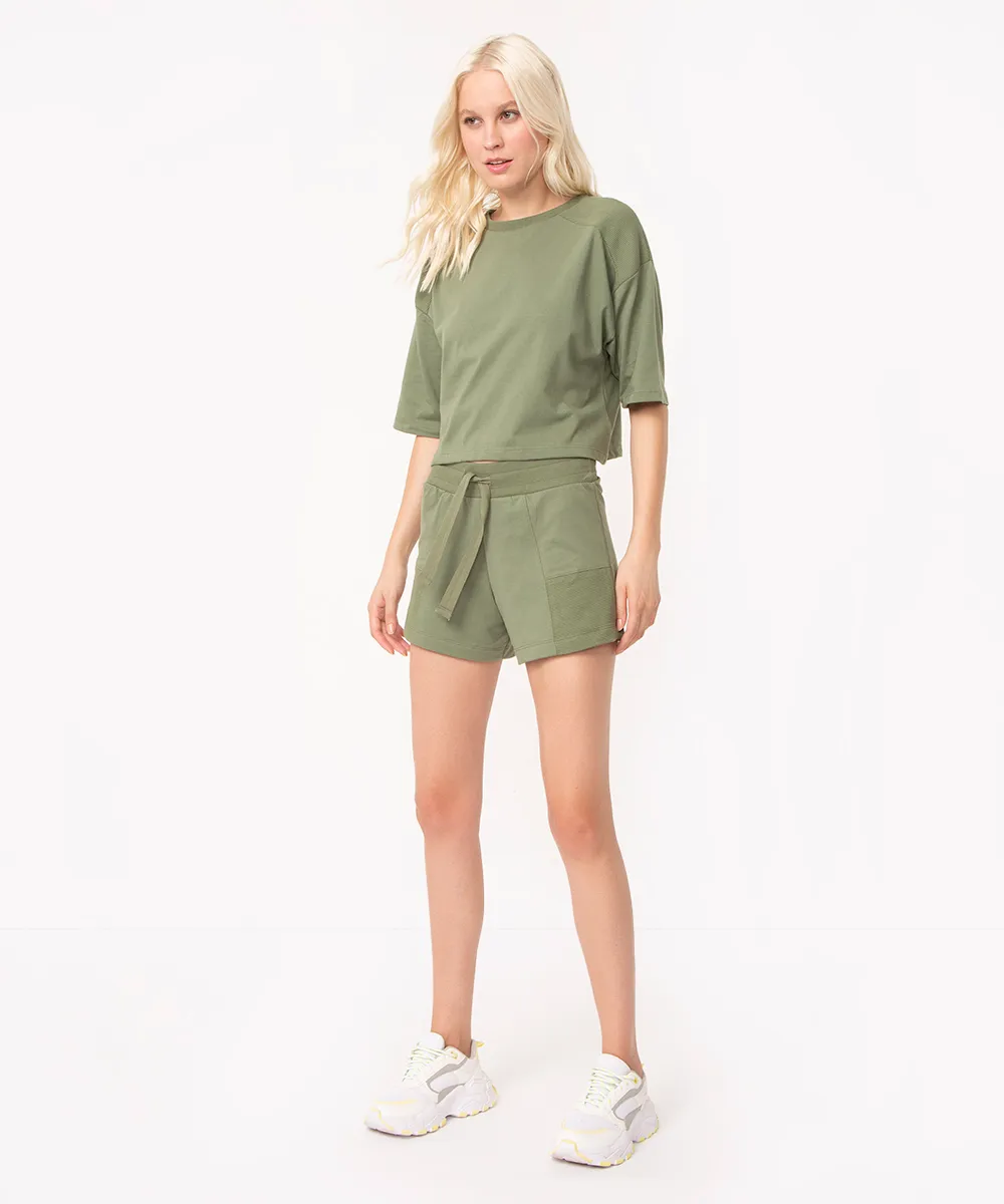 short básico de malha com recortes cintura alta - verde mate