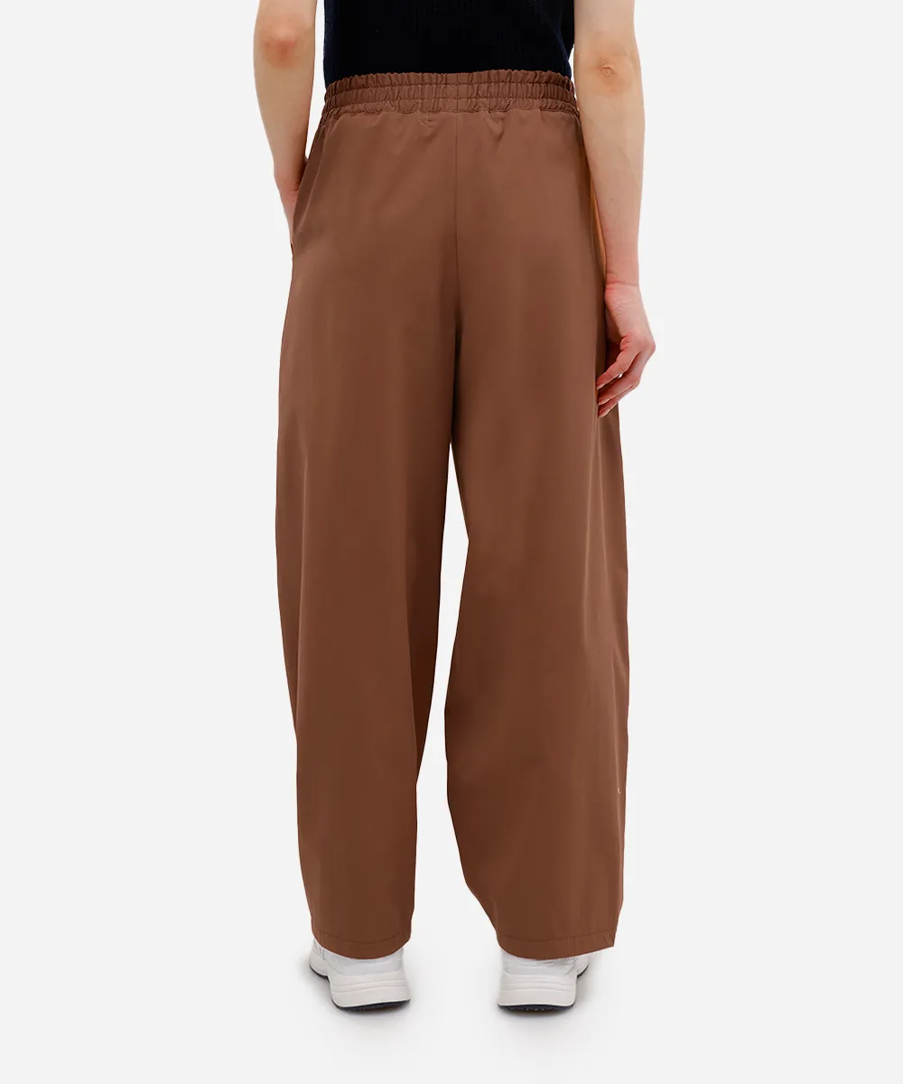 calça barrel feminina com pregas cós elástico marrom — foto 3