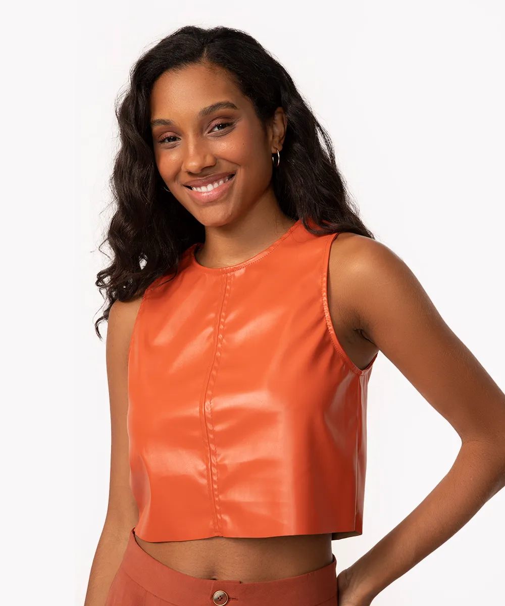 regata cropped de pu com recorte laranja médio — foto 4