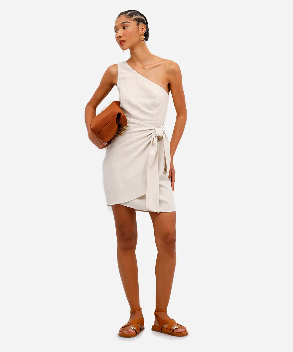 vestido ombro único com linho e amarração bege — foto 3