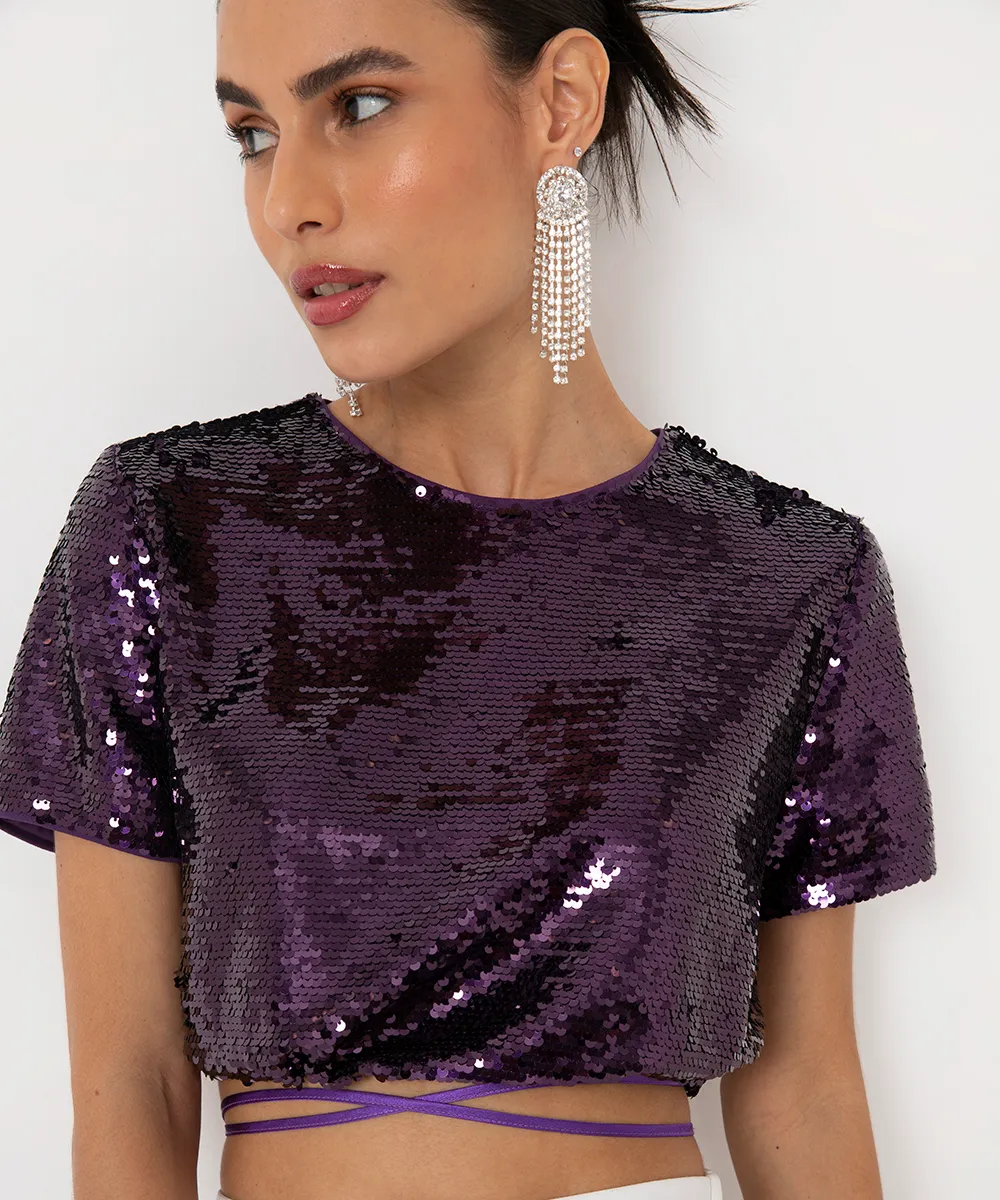 blusa cropped de paetê manga curta com amarração roxa — foto 4