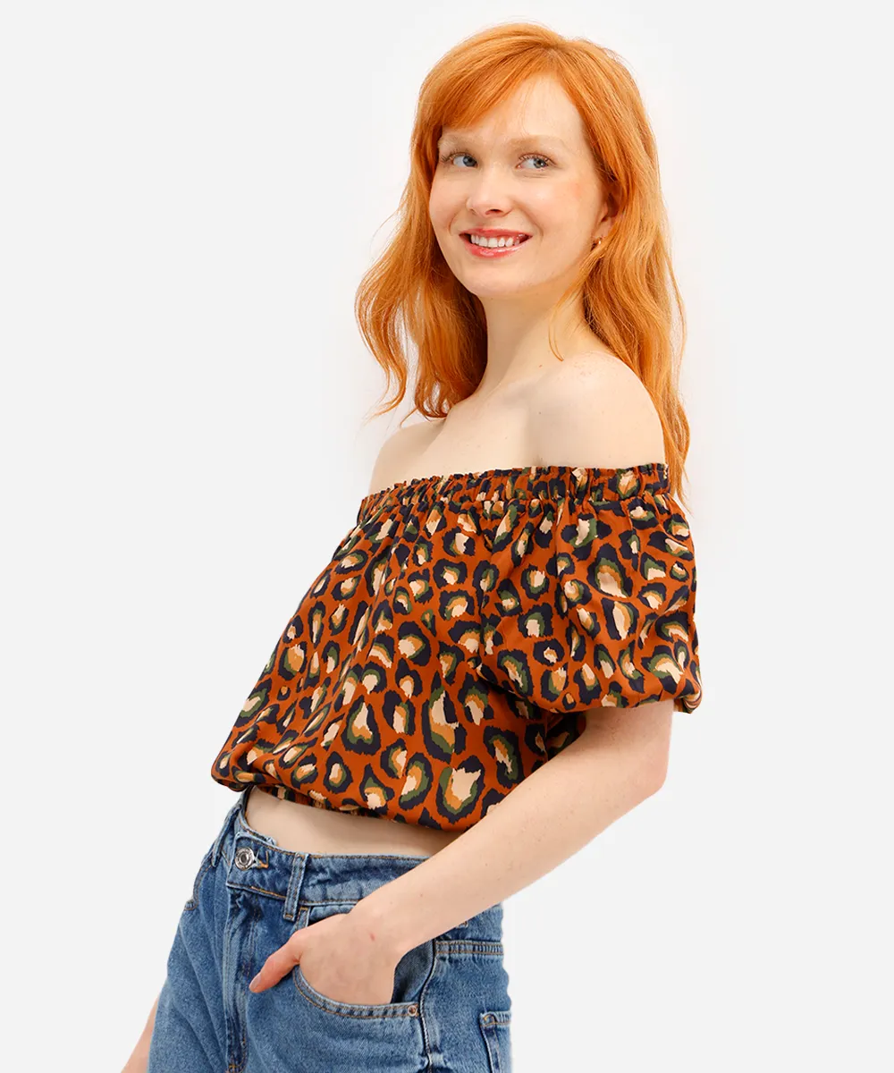 blusa ombro a ombro feminina de viscose animal print marrom — foto 5