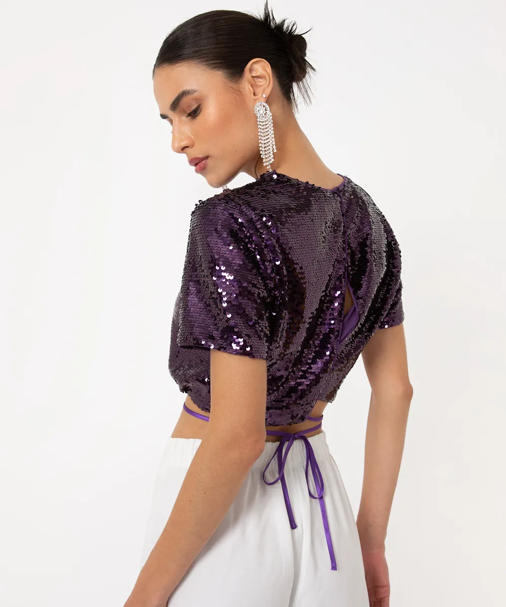 blusa cropped de paetê manga curta com amarração roxa — foto 2