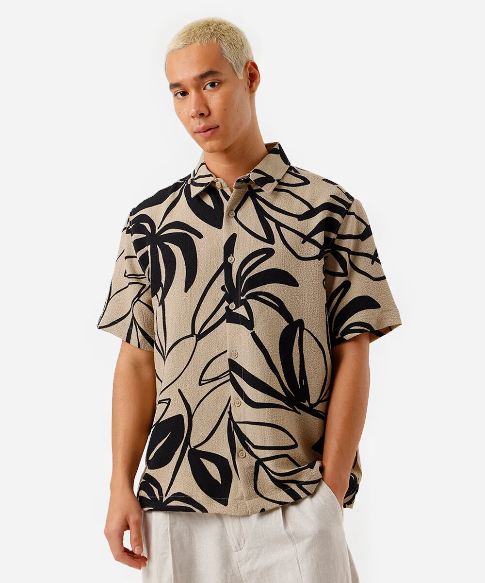 camisa masculina manga curta estampada bege