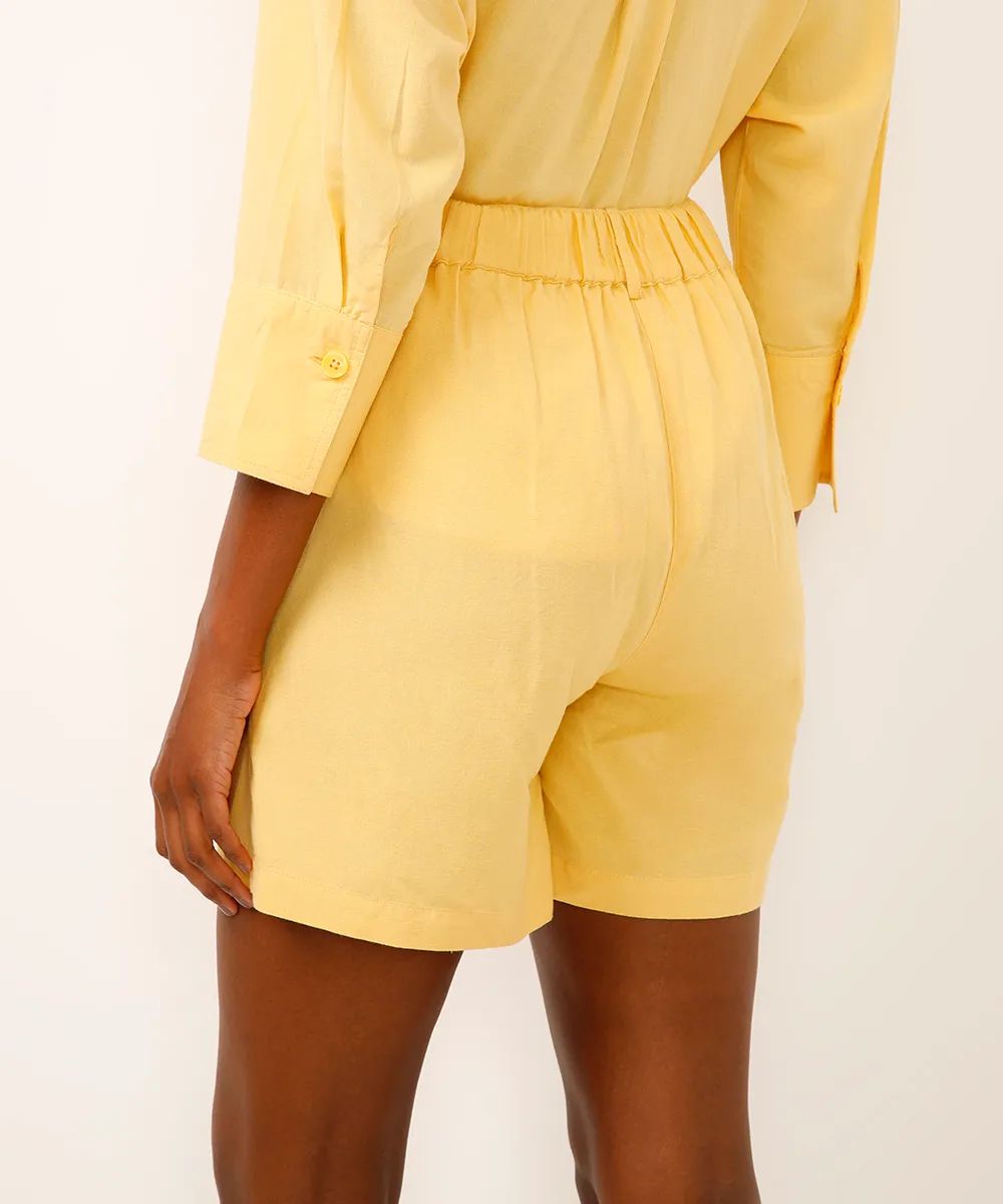 short clochard com linho e pregas amarelo — foto 3