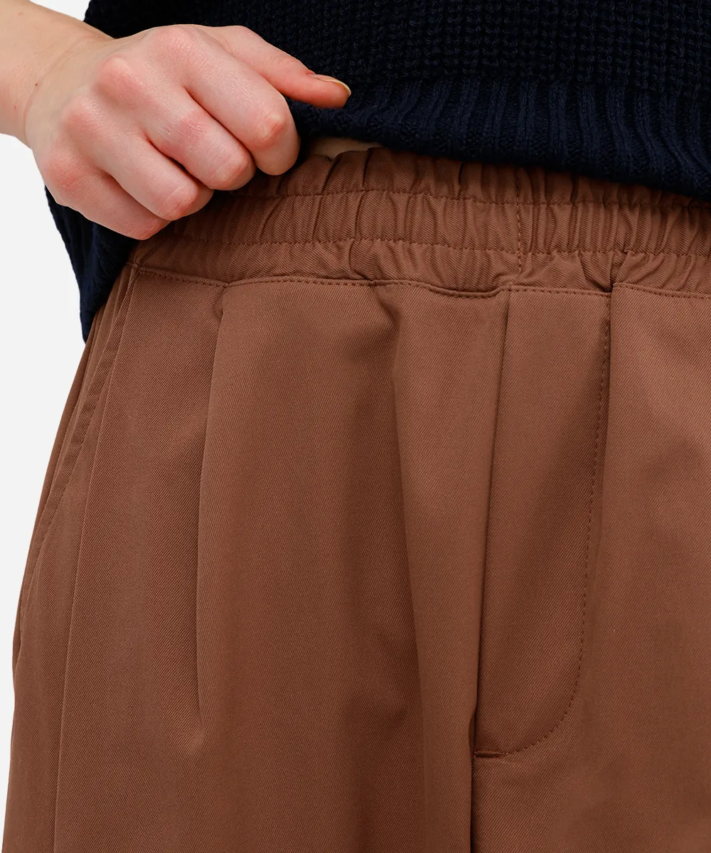 calça barrel feminina com pregas cós elástico marrom — foto 4