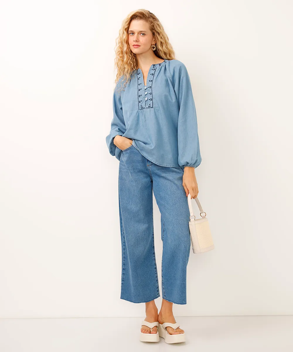 blusa jeans bordada decote v manga bufante azul — foto 3