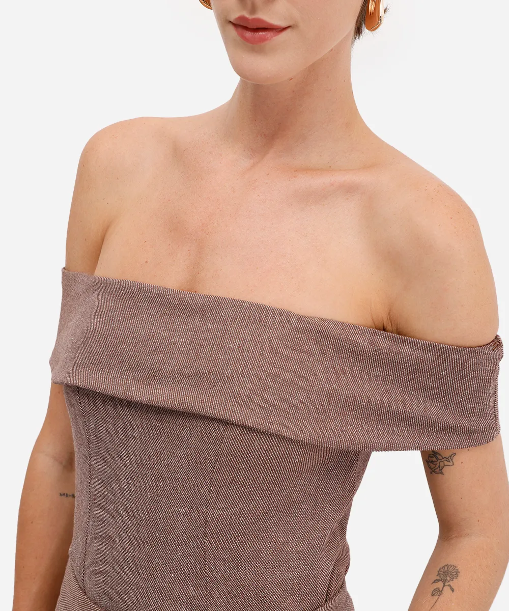 blusa ombro a ombro feminina com fendas e linho marrom — foto 4