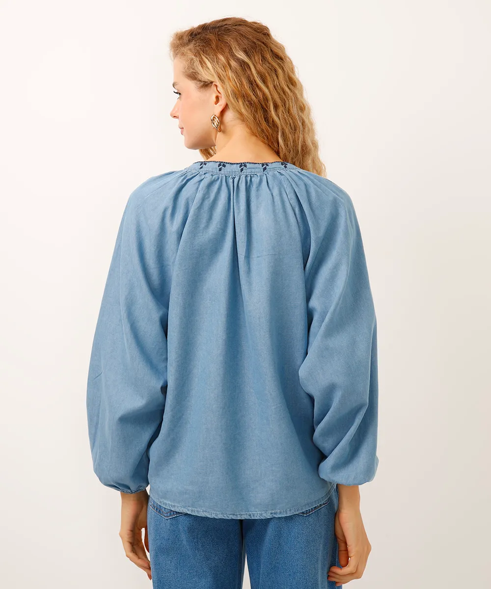 blusa jeans bordada decote v manga bufante azul — foto 2