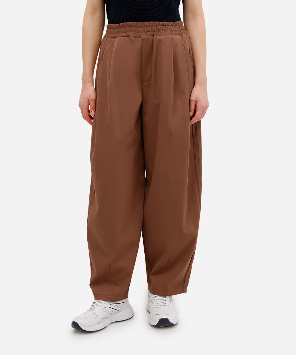 calça barrel feminina com pregas cós elástico marrom — foto 2