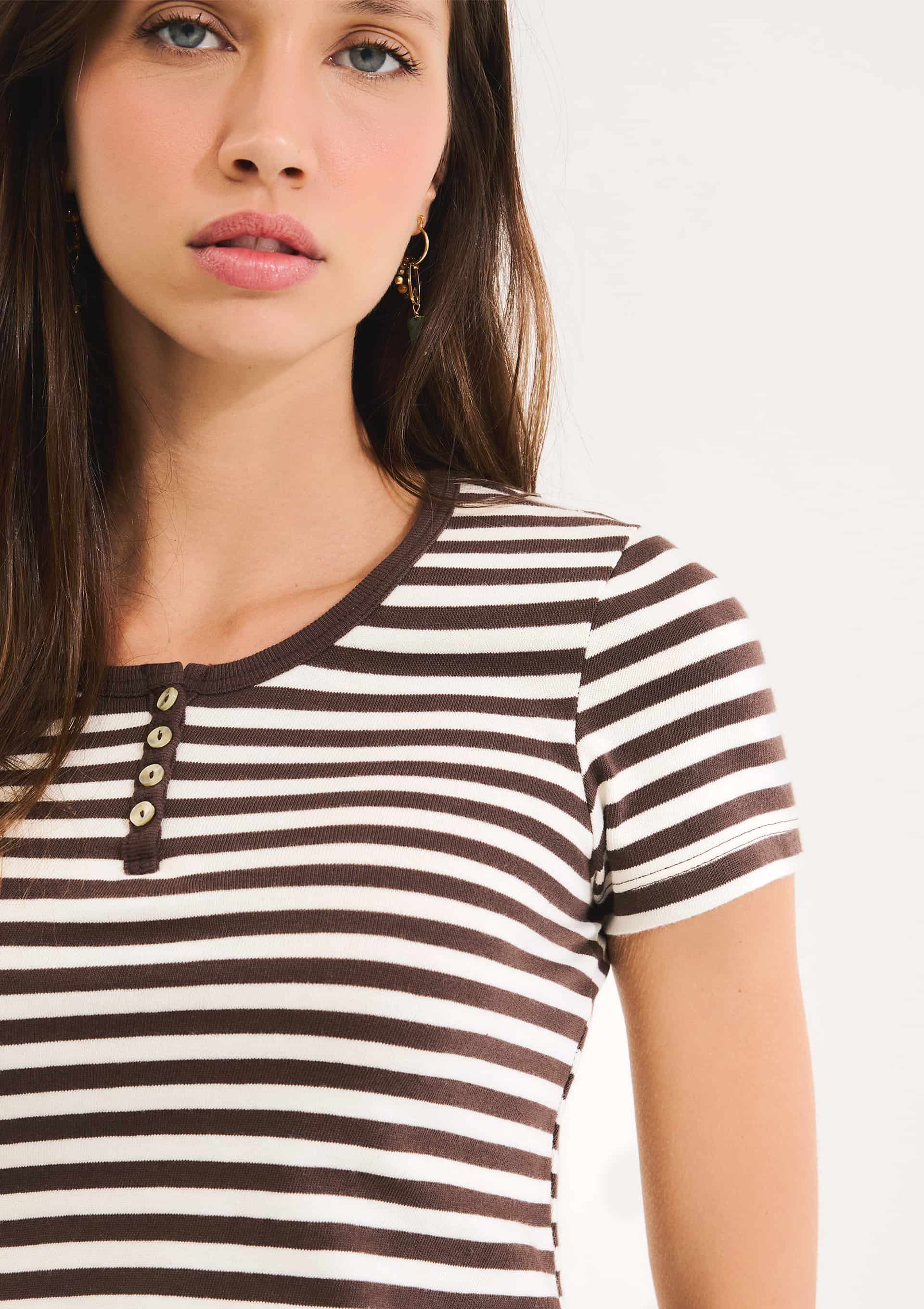 Blusa Feminina Listrada Em Malha Binada Com Botões - Marrom