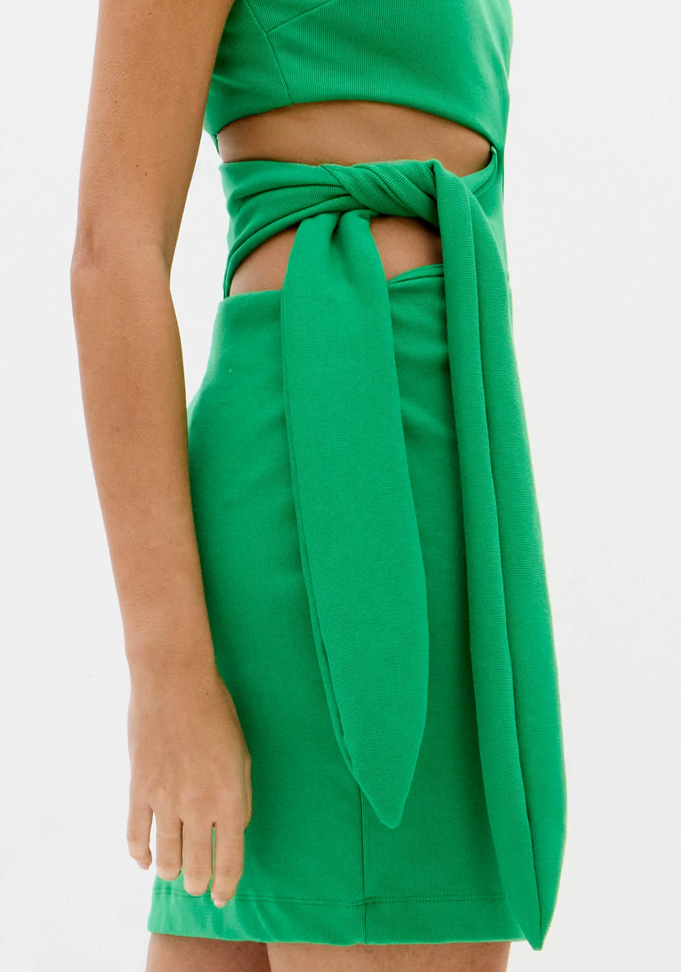 Vestido Curto Ombro Único Com Amarração — foto 2