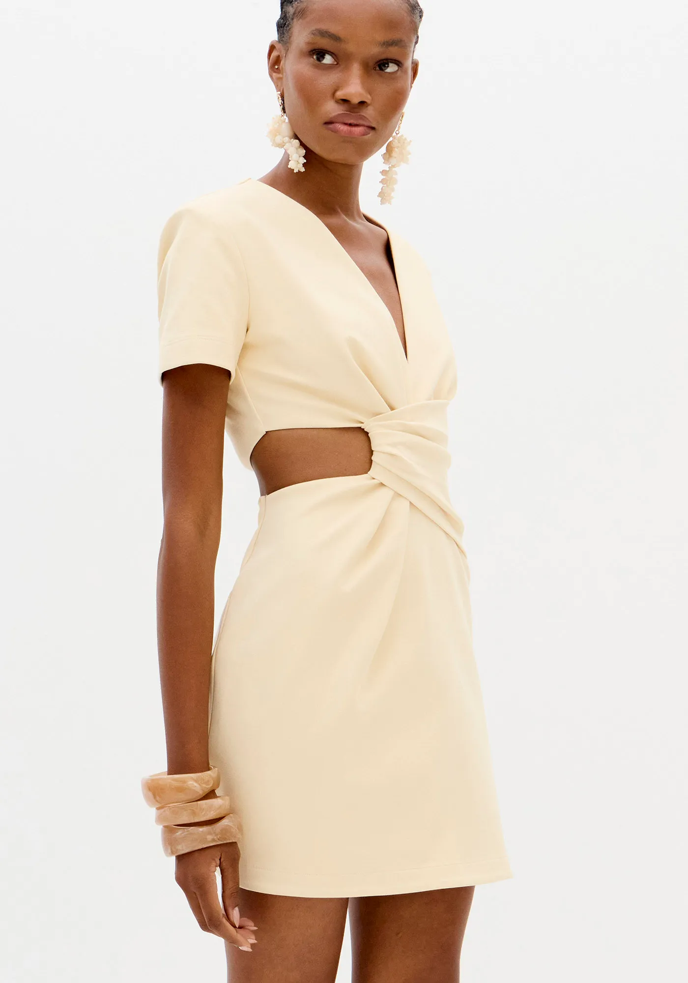 Vestido Curto Com Recorte — foto 2