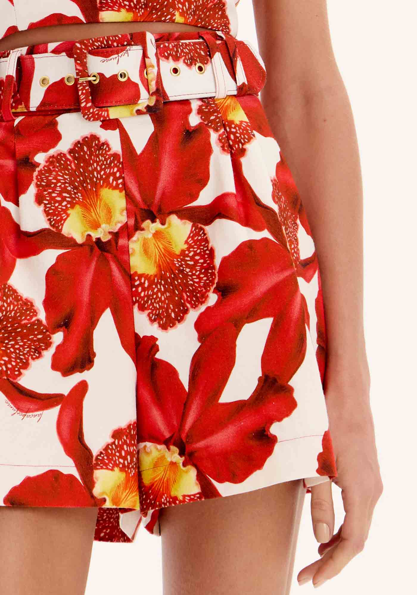 Short Curto Evasê Estampado Com Cinto — foto 2