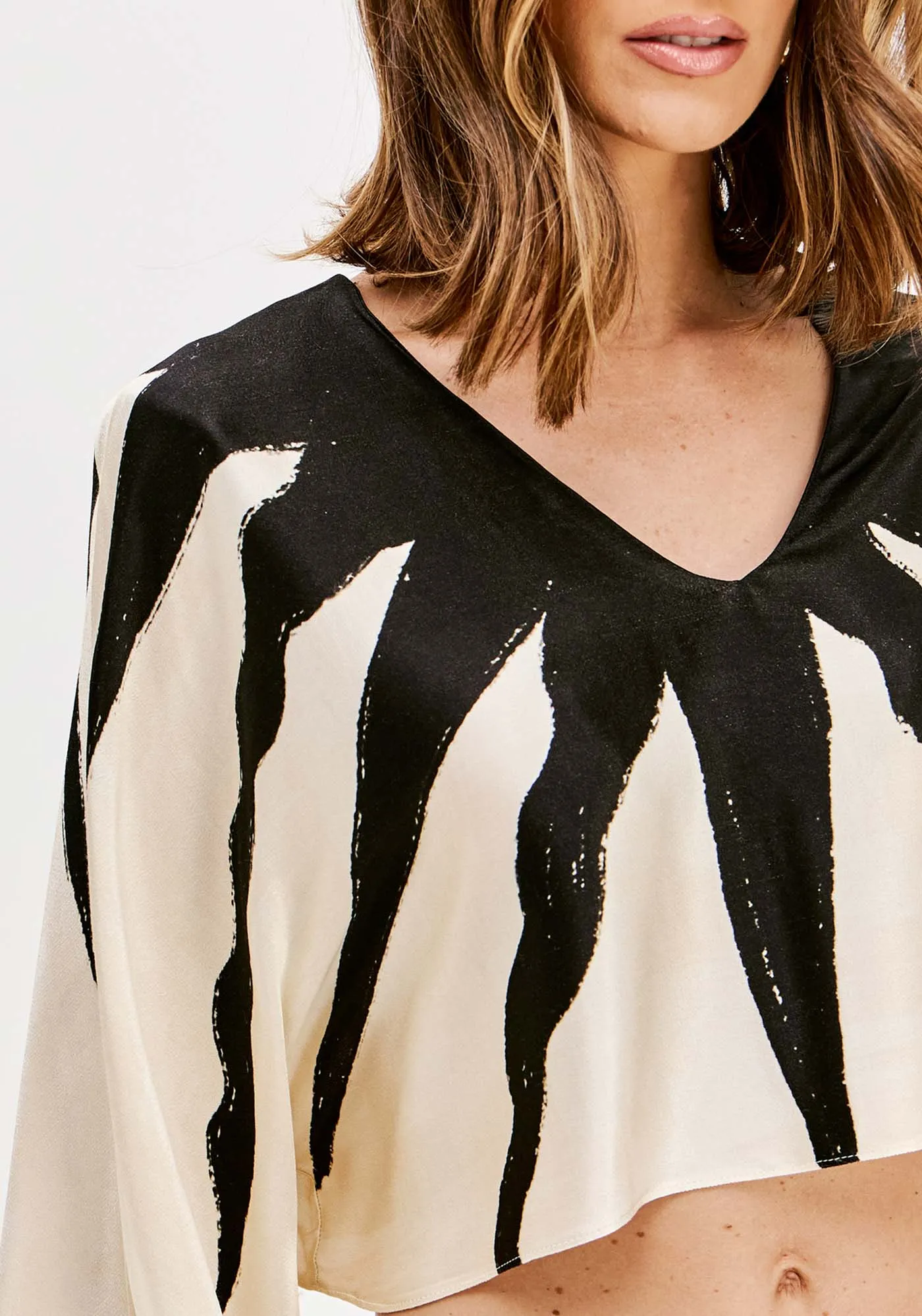 Blusa Cropped Estampada Decote V — foto 2