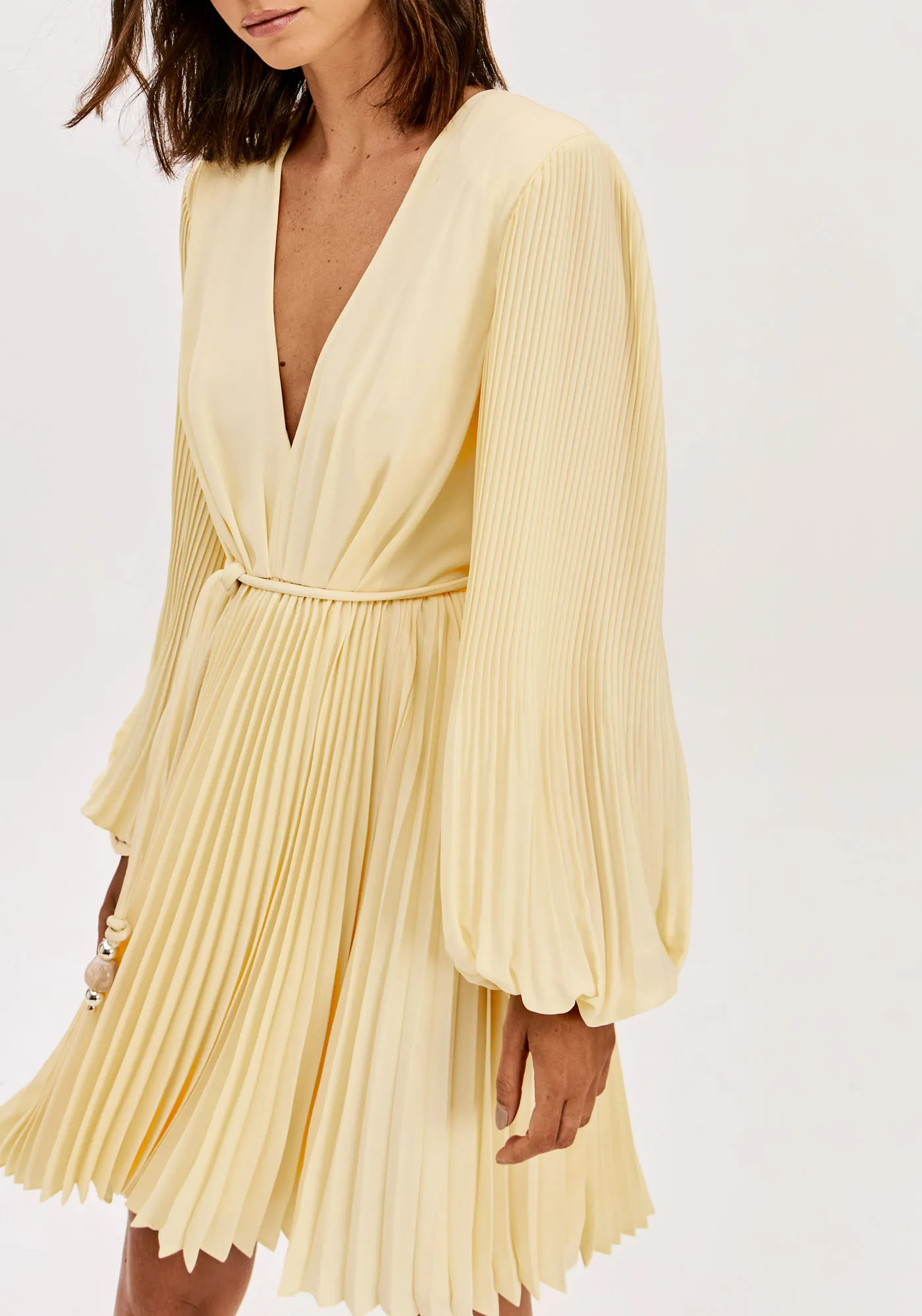 Vestido Curto Plissado Manga Longa — foto 3