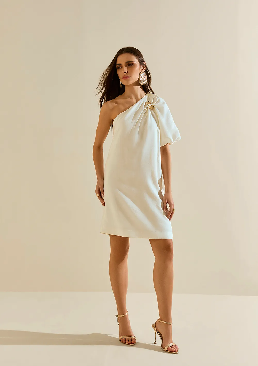 Vestido Morena Rosa Solto Um Ombro Só Manga Curta Curto Off White