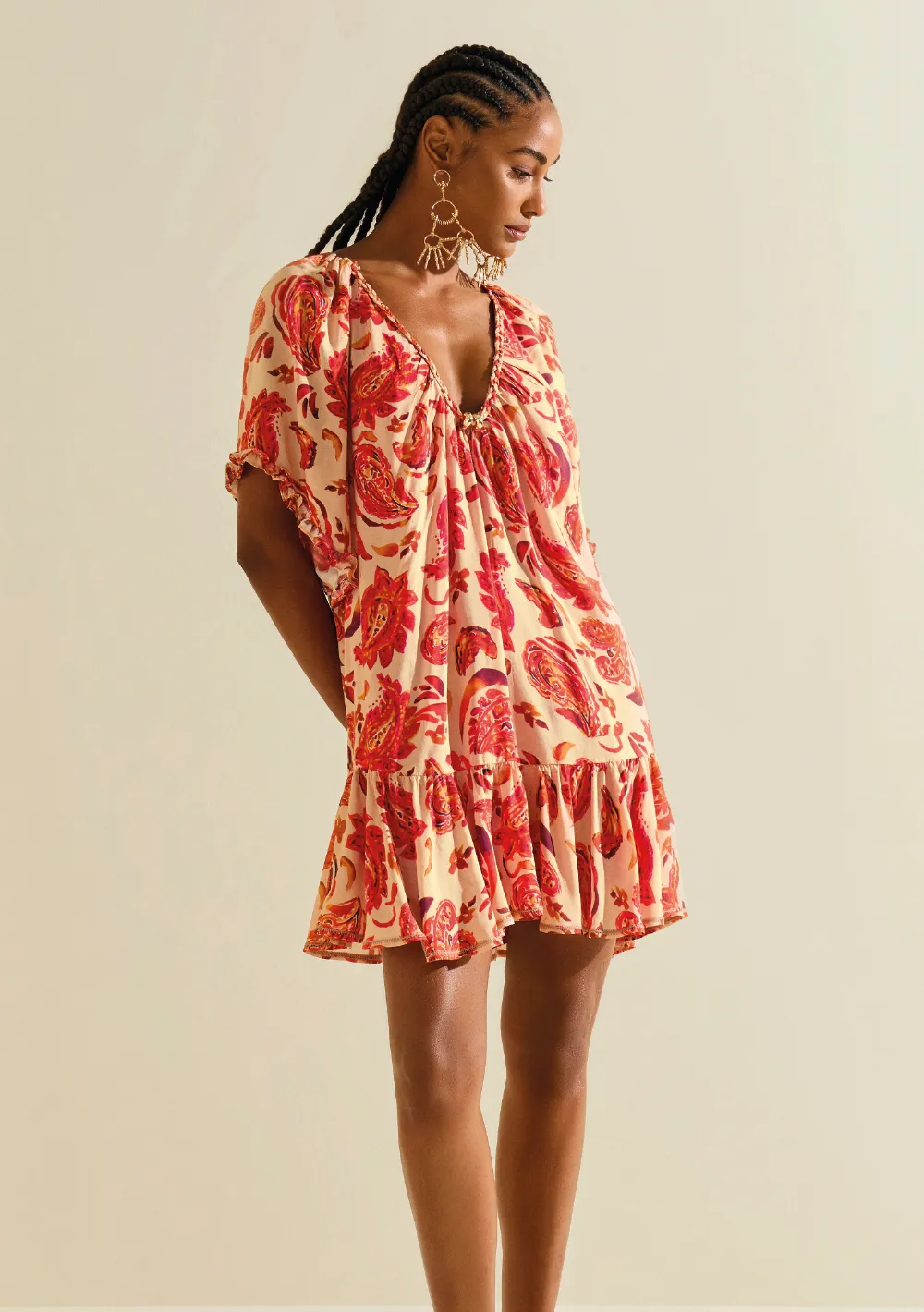 Vestido Morena Rosa Solto Decote V Manga Curta Curto Bege