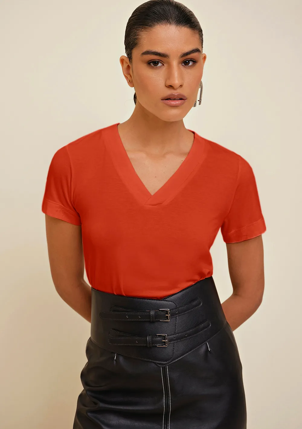 T-Shirt Morena Rosa Decote V Com Placa Laranja