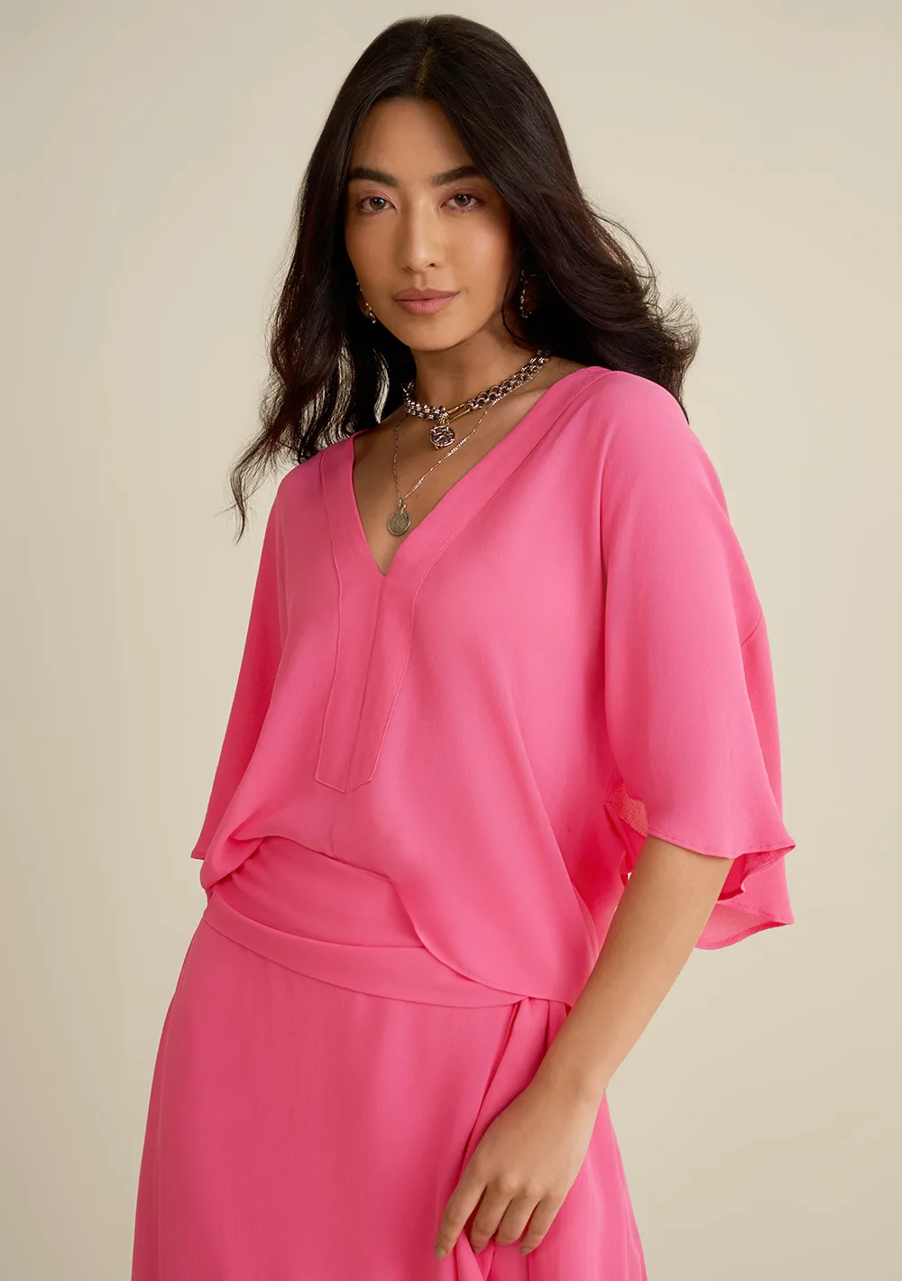 Blusa Morena Rosa Solta Decote V Manga Curta Padrão Rosa