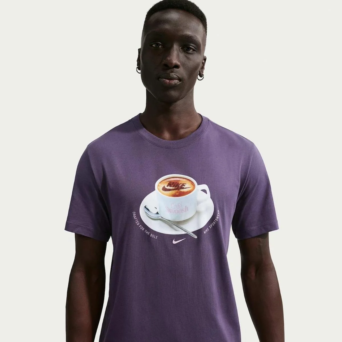 Camiseta Nike Sportswear Café Swoosh Mug Unissex